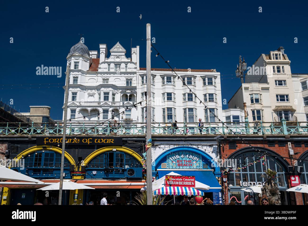 Splendida vista sugli edifici di fronte alla spiaggia di Brighton, Regno Unito Foto Stock