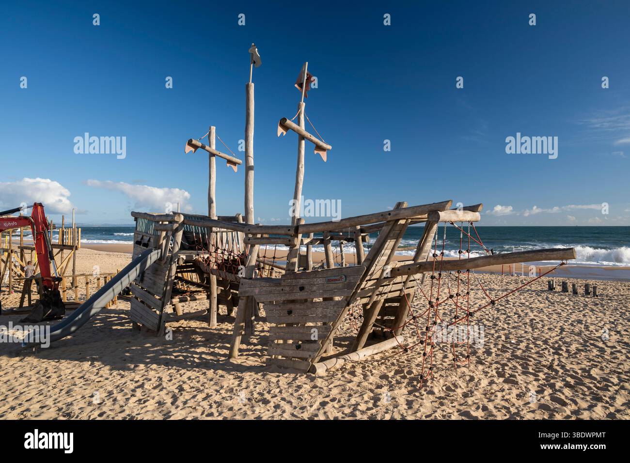 Vista del giocattolo in barca a vela di legno a Carcavelos Beach, Lisbona, Portogallo Foto Stock