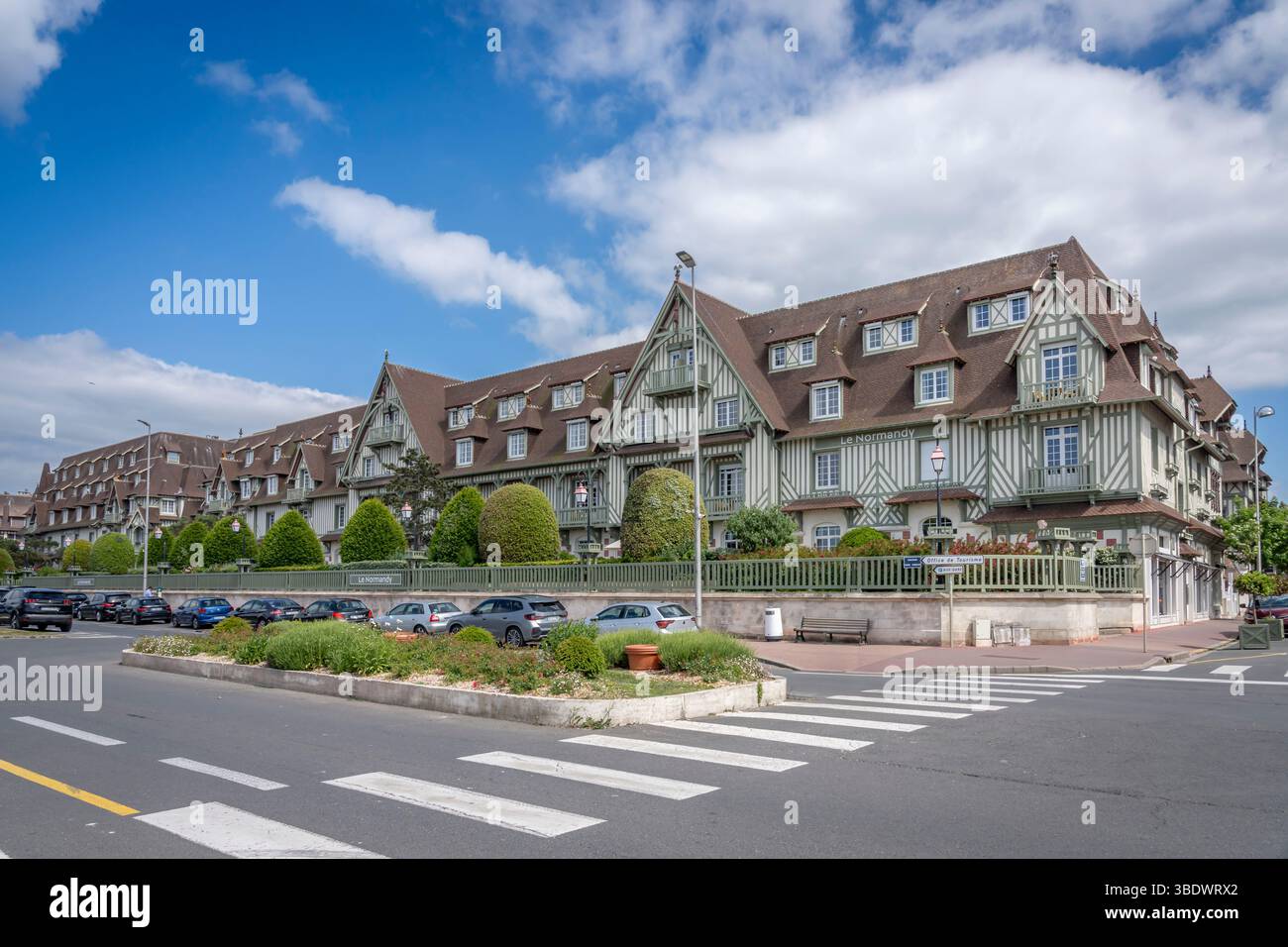 Deauville, Francia - 05 17 2025: Deauville Beach. Vista panoramica della facciata dell'hotel le Normandy Deauville Foto Stock