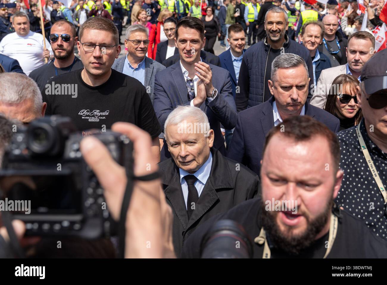 Il leader del partito conservatore nazionale di governo per la legge e la giustizia (PiS), Jaroslaw Kaczy'ski arriva per la marcia per la Polonia una settimana prima del secondo turno delle elezioni presidenziali del 25 maggio 2025 a Varsavia, in Polonia. I leader delle elezioni presidenziali polacche stanno organizzando marce rivali a Varsavia prima del ballottaggio del 1° giugno. Rafa? Trzaskowski, il sindaco liberale di Varsavia sostenuto dal primo ministro Donald Tusk, ottenne il 31,4% dei voti nel primo turno il 18 maggio. Karol Nawrocki, rappresentante del Partito per la giustizia e la legge (PiS), ha ricevuto il 29,5%. Le elezioni sono viste come un test Foto Stock