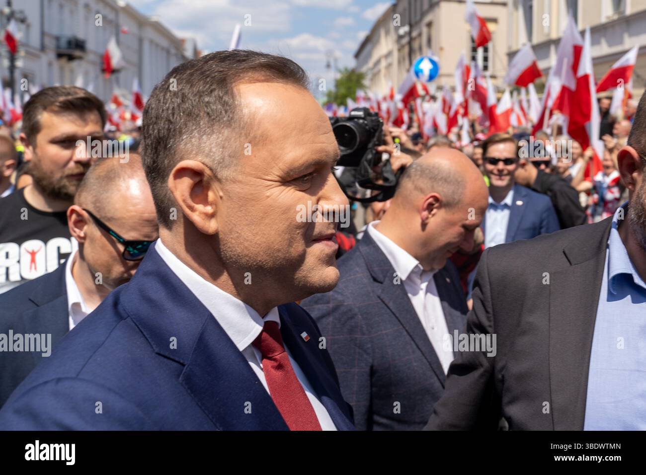 Karol Nawrocki, un candidato presidenziale non partigiano sostenuto dal Partito della giustizia e della legge arriva per la marcia per la Polonia una settimana prima del secondo turno delle elezioni presidenziali del 25 maggio 2025 a Varsavia i leader delle elezioni presidenziali polacche stanno tenendo marce rivali a Varsavia in vista del ballottaggio del 1° giugno. Rafa? Trzaskowski, il sindaco liberale di Varsavia sostenuto dal primo ministro Donald Tusk, ottenne il 31,4% dei voti nel primo turno il 18 maggio. Karol Nawrocki, rappresentante del Partito per la giustizia e la legge (PiS), ha ricevuto il 29,5%. Le elezioni sono viste come una prova per verificare se Foto Stock