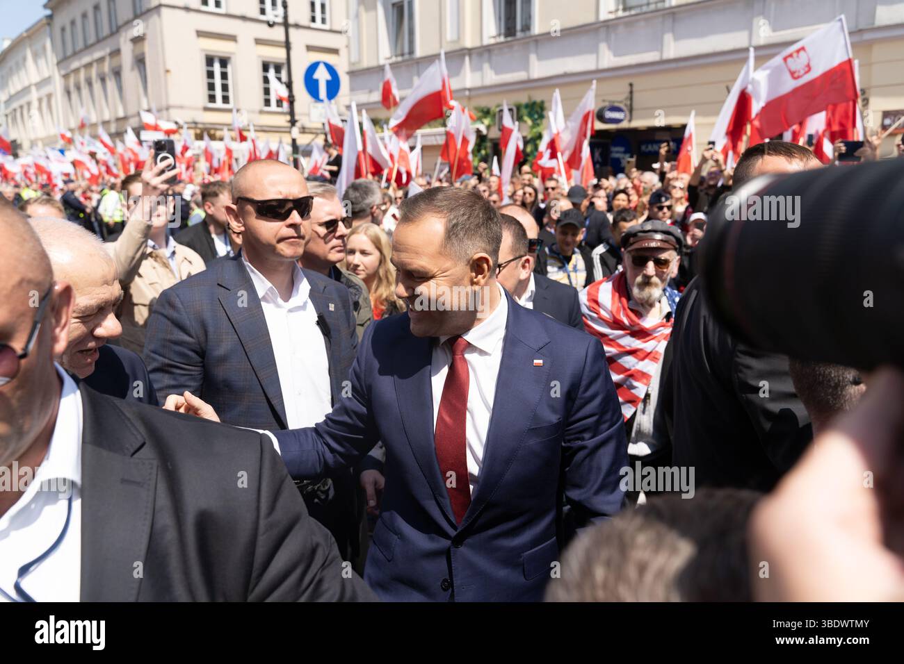 Karol Nawrocki, un candidato presidenziale non partigiano sostenuto dal Partito della giustizia e della legge arriva per la marcia per la Polonia una settimana prima del secondo turno delle elezioni presidenziali del 25 maggio 2025 a Varsavia i leader delle elezioni presidenziali polacche stanno tenendo marce rivali a Varsavia in vista del ballottaggio del 1° giugno. Rafa? Trzaskowski, il sindaco liberale di Varsavia sostenuto dal primo ministro Donald Tusk, ottenne il 31,4% dei voti nel primo turno il 18 maggio. Karol Nawrocki, rappresentante del Partito per la giustizia e la legge (PiS), ha ricevuto il 29,5%. Le elezioni sono viste come una prova per verificare se Foto Stock