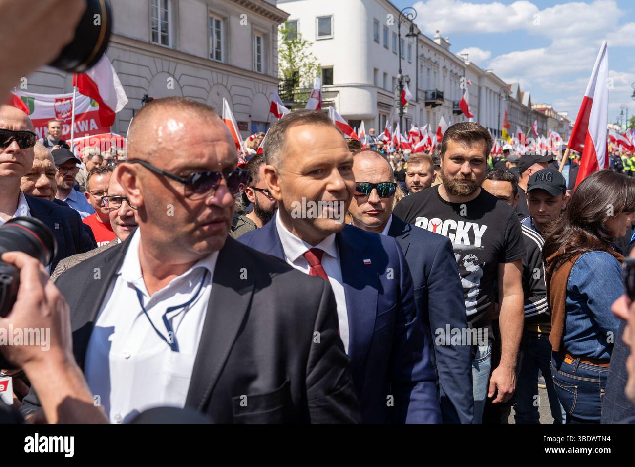 Karol Nawrocki, un candidato presidenziale non partigiano sostenuto dal Partito della giustizia e della legge arriva per la marcia per la Polonia una settimana prima del secondo turno delle elezioni presidenziali del 25 maggio 2025 a Varsavia i leader delle elezioni presidenziali polacche stanno tenendo marce rivali a Varsavia in vista del ballottaggio del 1° giugno. Rafa? Trzaskowski, il sindaco liberale di Varsavia sostenuto dal primo ministro Donald Tusk, ottenne il 31,4% dei voti nel primo turno il 18 maggio. Karol Nawrocki, rappresentante del Partito per la giustizia e la legge (PiS), ha ricevuto il 29,5%. Le elezioni sono viste come una prova per verificare se Foto Stock