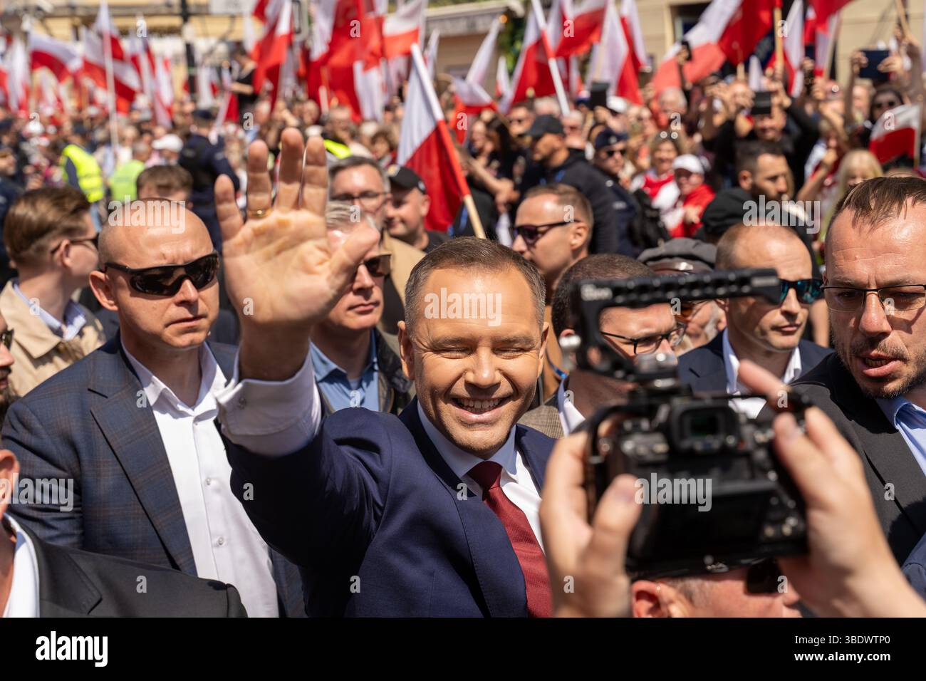 Karol Nawrocki, un candidato presidenziale non partigiano sostenuto dal Partito della giustizia e della legge arriva per la marcia per la Polonia una settimana prima del secondo turno delle elezioni presidenziali del 25 maggio 2025 a Varsavia i leader delle elezioni presidenziali polacche stanno tenendo marce rivali a Varsavia in vista del ballottaggio del 1° giugno. Rafa? Trzaskowski, il sindaco liberale di Varsavia sostenuto dal primo ministro Donald Tusk, ottenne il 31,4% dei voti nel primo turno il 18 maggio. Karol Nawrocki, rappresentante del Partito per la giustizia e la legge (PiS), ha ricevuto il 29,5%. Le elezioni sono viste come una prova per verificare se Foto Stock