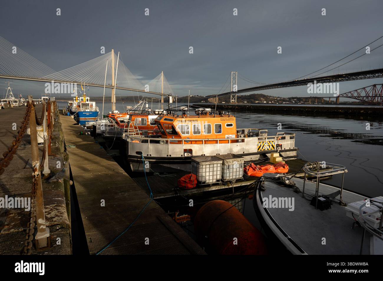 Barche nel porto sotto l'iconico ponte di Forth Road. Foto Stock