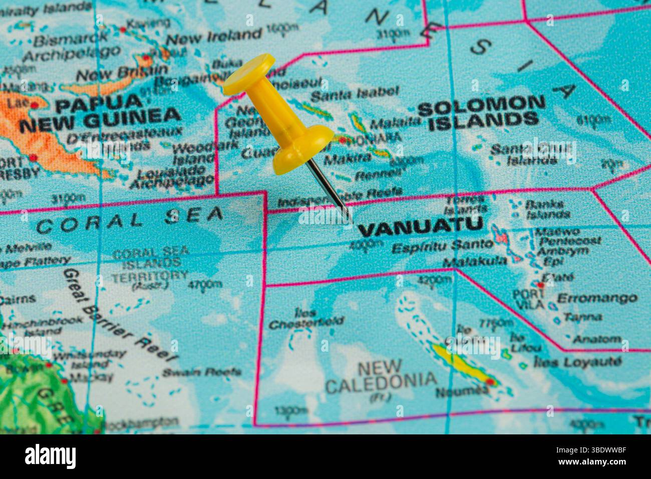Un puntale giallo brillante è posizionato su Vanuatu su una mappa dettagliata del mondo. La mappa mostra le aree circostanti come la nuova Caledonia e il Mar dei Coralli, Highlighti Foto Stock Un puntale giallo brillante è posizionato su Vanuatu su una mappa dettagliata del mondo. La mappa mostra le aree circostanti come la nuova Caledonia e il Mar dei Coralli, Highlighti Foto Stock