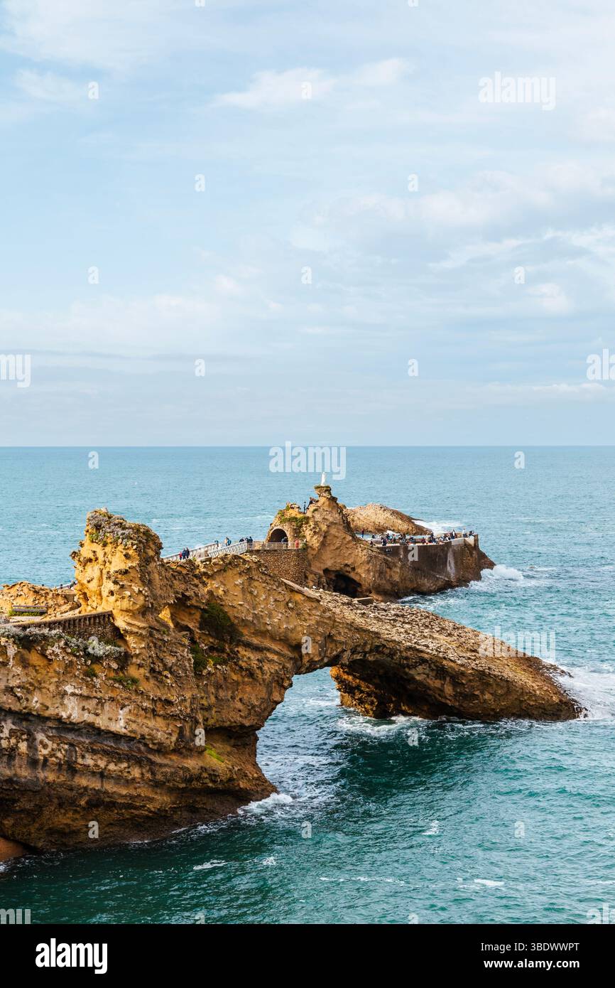 Formazione rocciosa Rocher du basta collegata alla passerella pedonale di Biarritz, Francia Foto Stock
