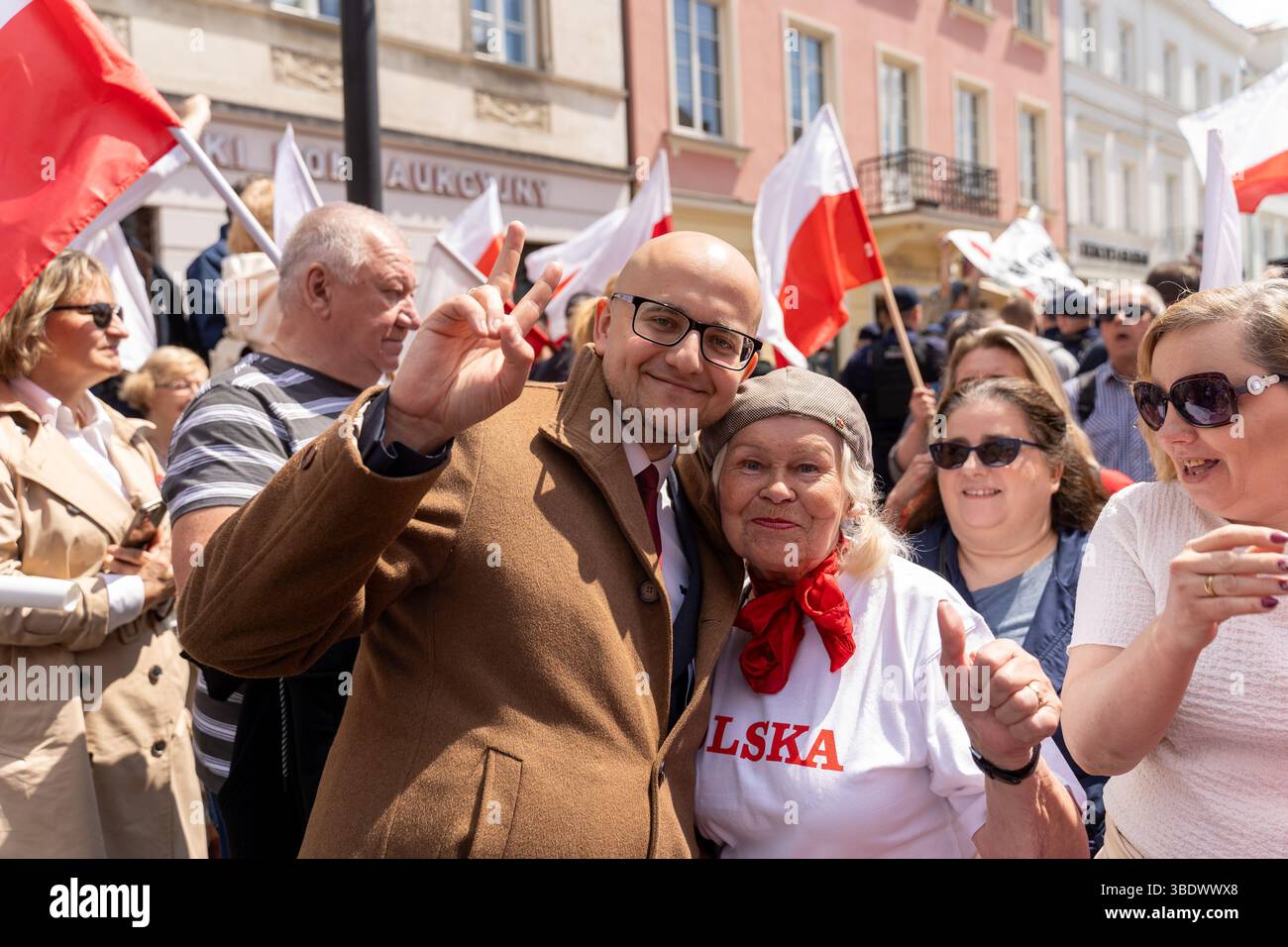 Dariusz Matecki, un membro del parlamento affiliato al partito per la giustizia e la legge (PiS), posa per una foto durante una marcia politica rivale a Varsavia, tenutasi come parte della campagna in vista delle elezioni presidenziali polacche del 1° giugno 2025 tra il candidato centrista Rafa? Trzaskowski e il contendente di destra Karol Nawrocki. I leader delle elezioni presidenziali polacche stanno organizzando marce rivali a Varsavia prima del ballottaggio del 1° giugno. Rafa? Trzaskowski, il sindaco liberale di Varsavia sostenuto dal primo ministro Donald Tusk, ottenne il 31,4% dei voti nel primo turno il 18 maggio. Karol Nawrocki, Foto Stock