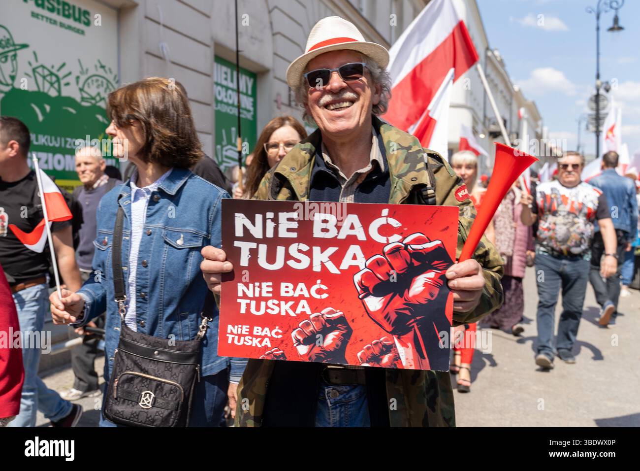 Un dimostratore ha un cartello che dice "non aver paura di Tusk". Durante la marcia per la Polonia, una settimana prima del secondo turno delle elezioni presidenziali del 25 maggio, 2025 leader delle elezioni presidenziali polacche stanno tenendo marce rivali a Varsavia prima del ballottaggio del 1° giugno. Rafa? Trzaskowski, il sindaco liberale di Varsavia sostenuto dal primo ministro Donald Tusk, ottenne il 31,4% dei voti nel primo turno il 18 maggio. Karol Nawrocki, rappresentante del Partito per la giustizia e la legge (PiS), ha ricevuto il 29,5%. Le elezioni sono viste come una prova per verificare se il Parlamento centrista del governo Foto Stock