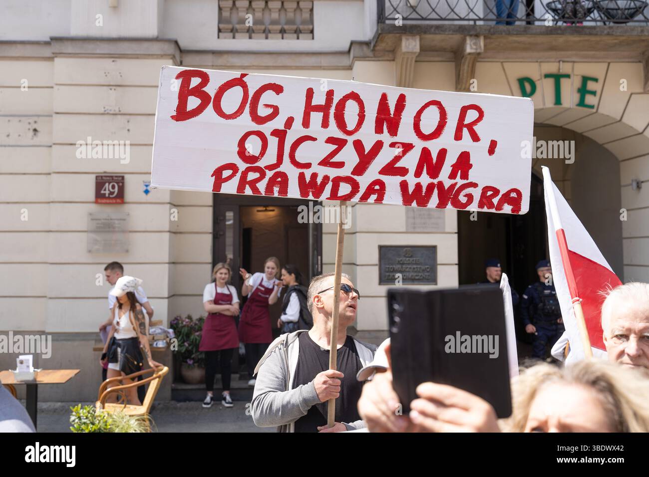 Un manifestante ha un cartello che dice "Dio, onore, patria - la verità prevarrà". Durante la marcia per la Polonia, una settimana prima del secondo turno delle elezioni presidenziali del 25 maggio, 2025 leader delle elezioni presidenziali polacche stanno tenendo marce rivali a Varsavia prima del ballottaggio del 1° giugno. Rafa? Trzaskowski, il sindaco liberale di Varsavia sostenuto dal primo ministro Donald Tusk, ottenne il 31,4% dei voti nel primo turno il 18 maggio. Karol Nawrocki, rappresentante del Partito per la giustizia e la legge (PiS), ha ricevuto il 29,5%. Le elezioni sono viste come una prova per verificare se il centr del governo Foto Stock