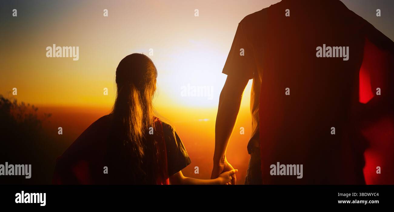 Famiglia felice amorevole. Padre e sua figlia giocano all'aperto. Daddy e la sua bambina in costumi di un Supereroe. Foto Stock