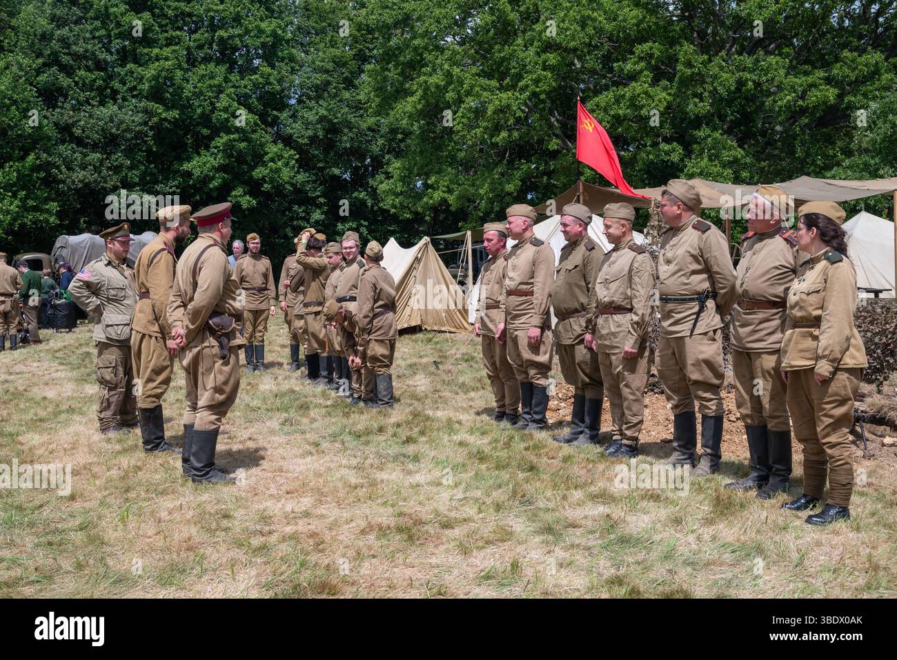 I reenattori indossavano uniformi militari sovietiche della seconda guerra mondiale allo spettacolo militare Overlord. 25 maggio 2025. Foto Stock