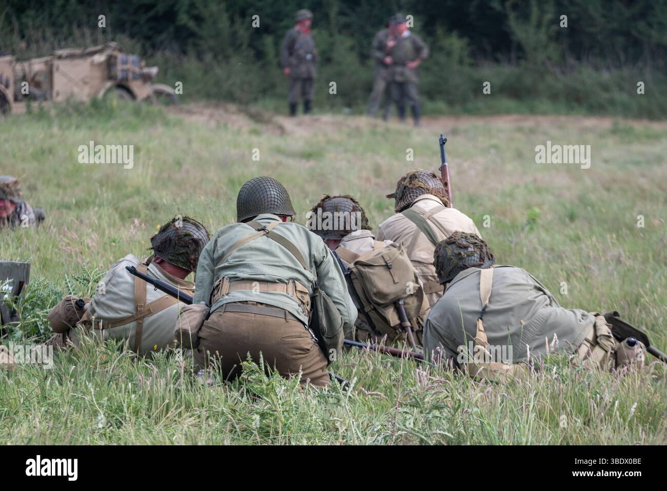 I reenattori vestiti da soldati americani della G.I. in una battaglia simulata allo spettacolo militare Overlord. 25 maggio 2025 Foto Stock