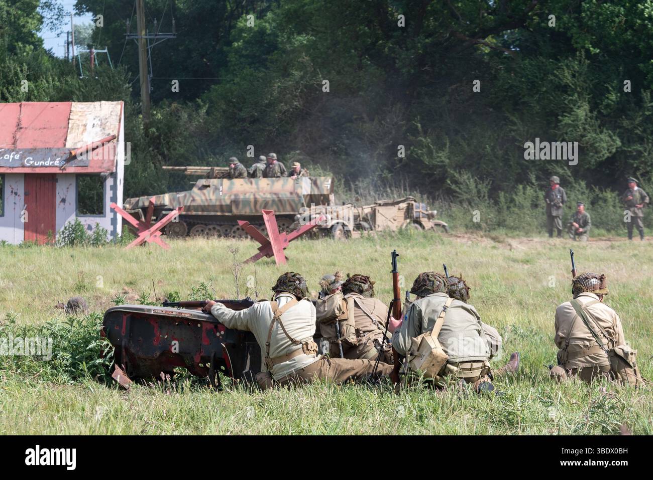 I reenattori vestiti da soldati americani della G.I. in una battaglia simulata allo spettacolo militare Overlord. 25 maggio 2025 Foto Stock