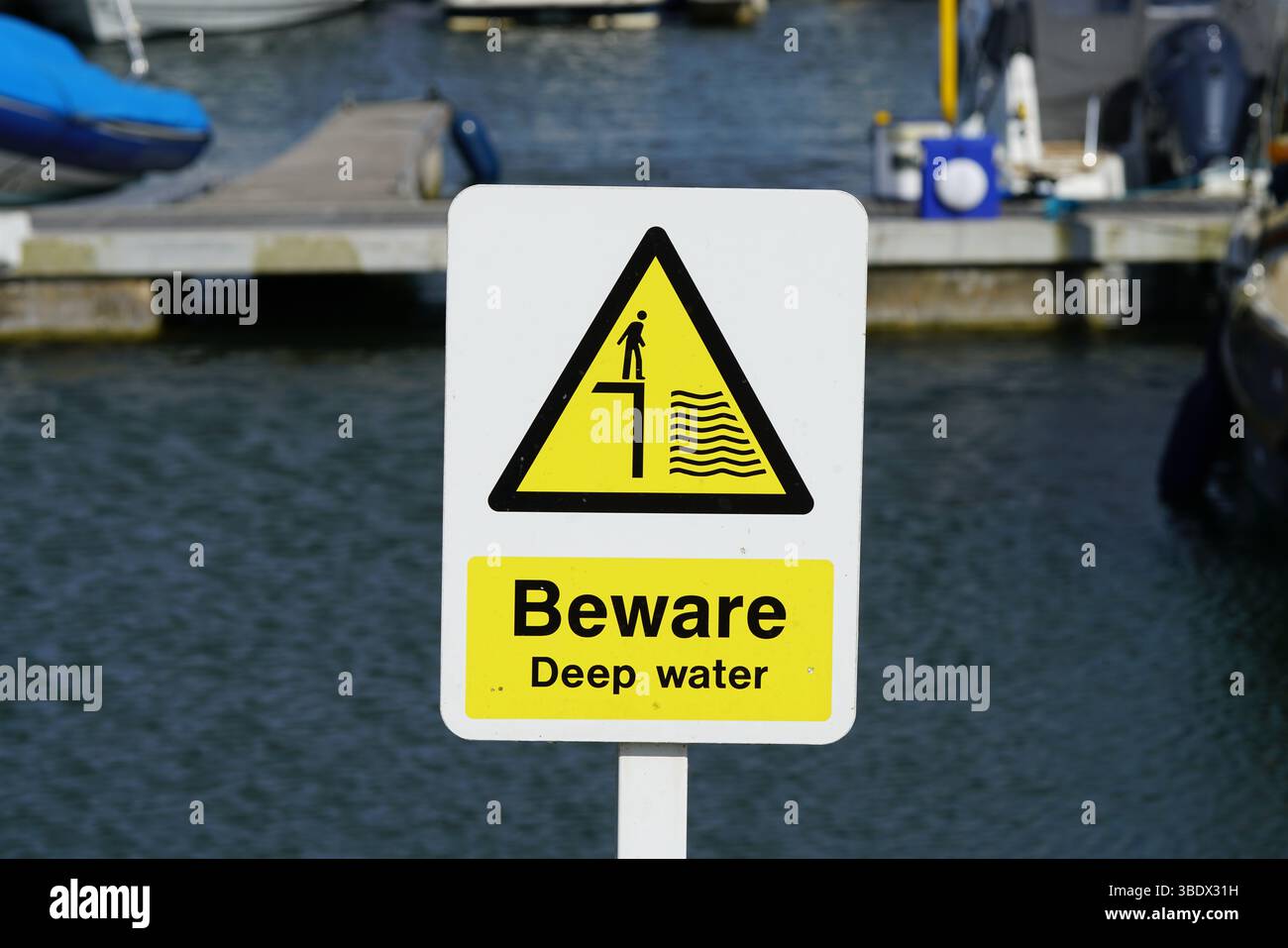 Cartello segnaletico per acque profonde vicino A Un molo per il porticciolo ricreativo. Chichester Marina, Regno Unito Foto Stock