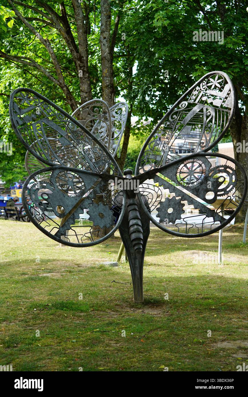 Scultura delle farfalle in metallo nell'ambiente urbano all'aperto durante il giorno. Chichester, Regno Unito Foto Stock