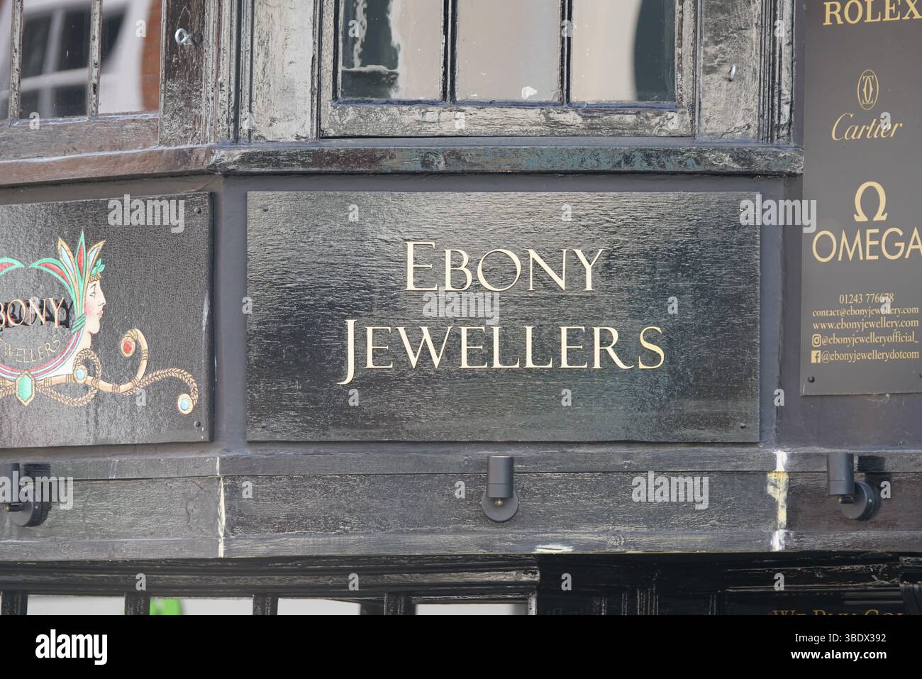 Vista esterna del cartello Ebony Jewellers Shop dal design elegante. Chichester, Regno Unito Foto Stock