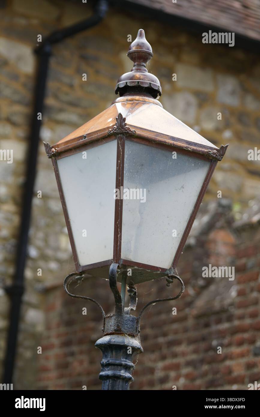 Lanterna d'epoca con sfondo rustico che emana Nostalgia e fascino storico. Chichester, Regno Unito Foto Stock