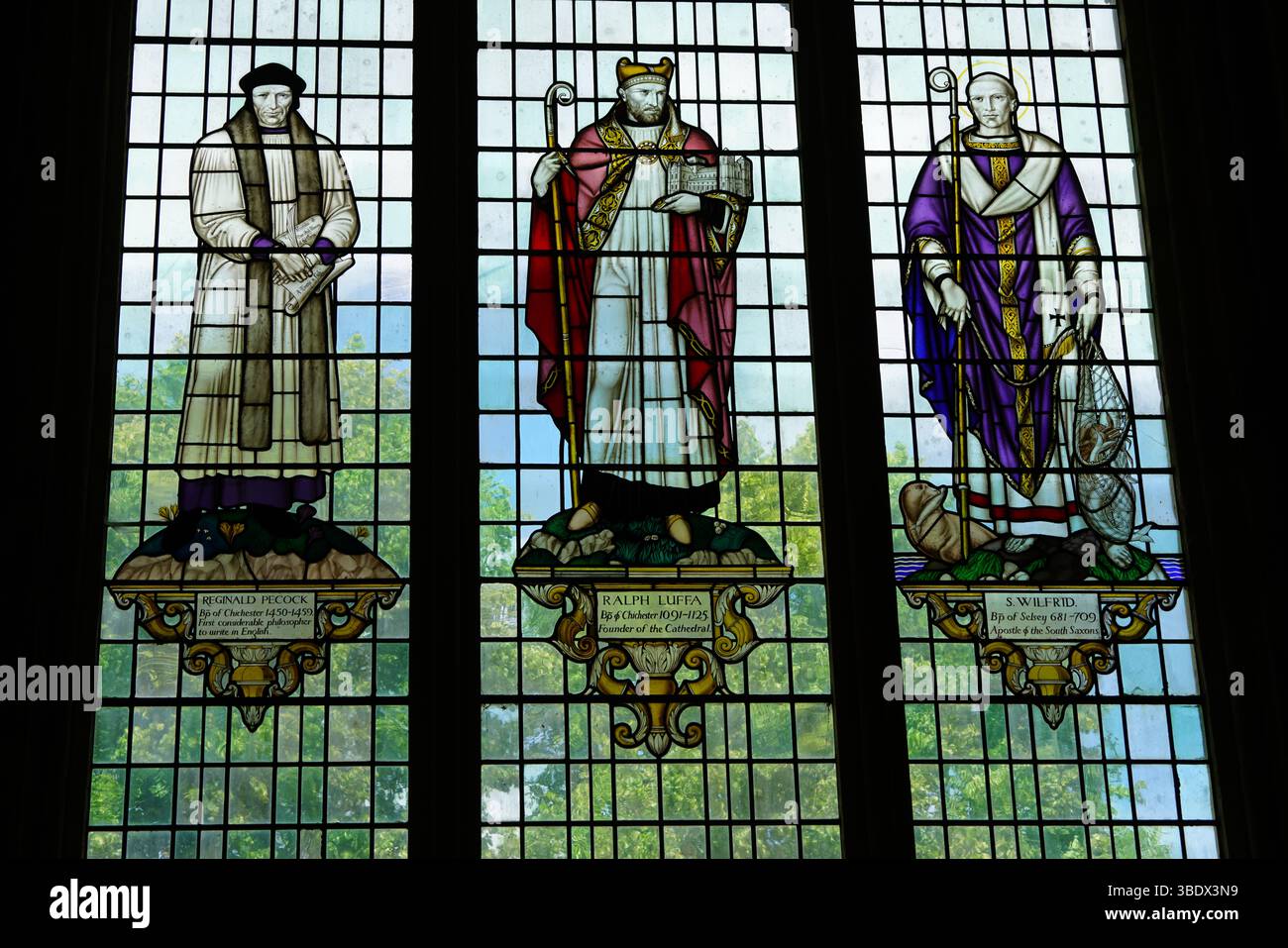 Vetrata colorata raffigurante tre figure religiose in un ambiente della chiesa. Chichester, Regno Unito Foto Stock