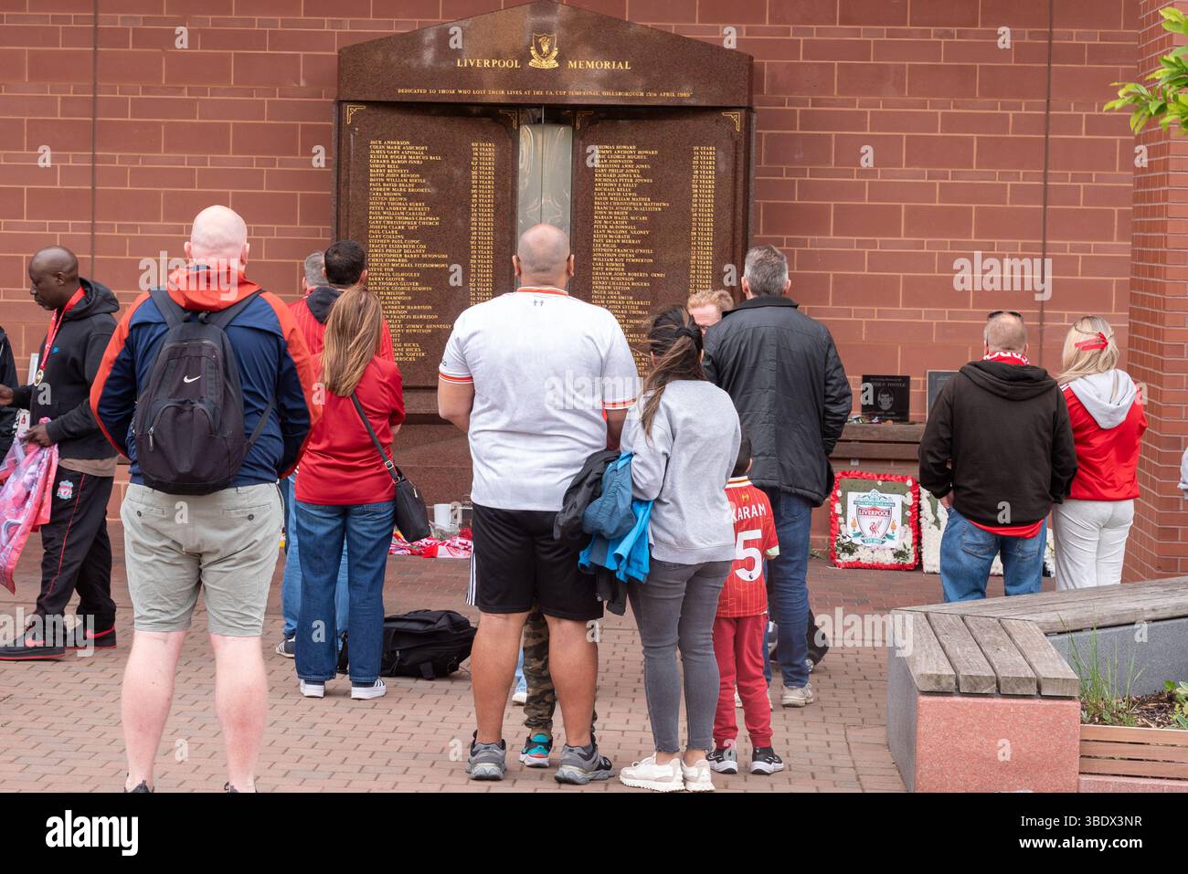 Anfield, Liverpool, Regno Unito. 26 maggio 2025. Dopo aver vinto la Premier League, il Liverpool Football Club ha organizzato una sfilata di vittorie sugli autobus scoperti attraverso la città per festeggiare con i tifosi. I tifosi della squadra si sono riuniti lungo il percorso della parata, intorno allo stadio Anfield Road. Rendere omaggio al Foto Stock
