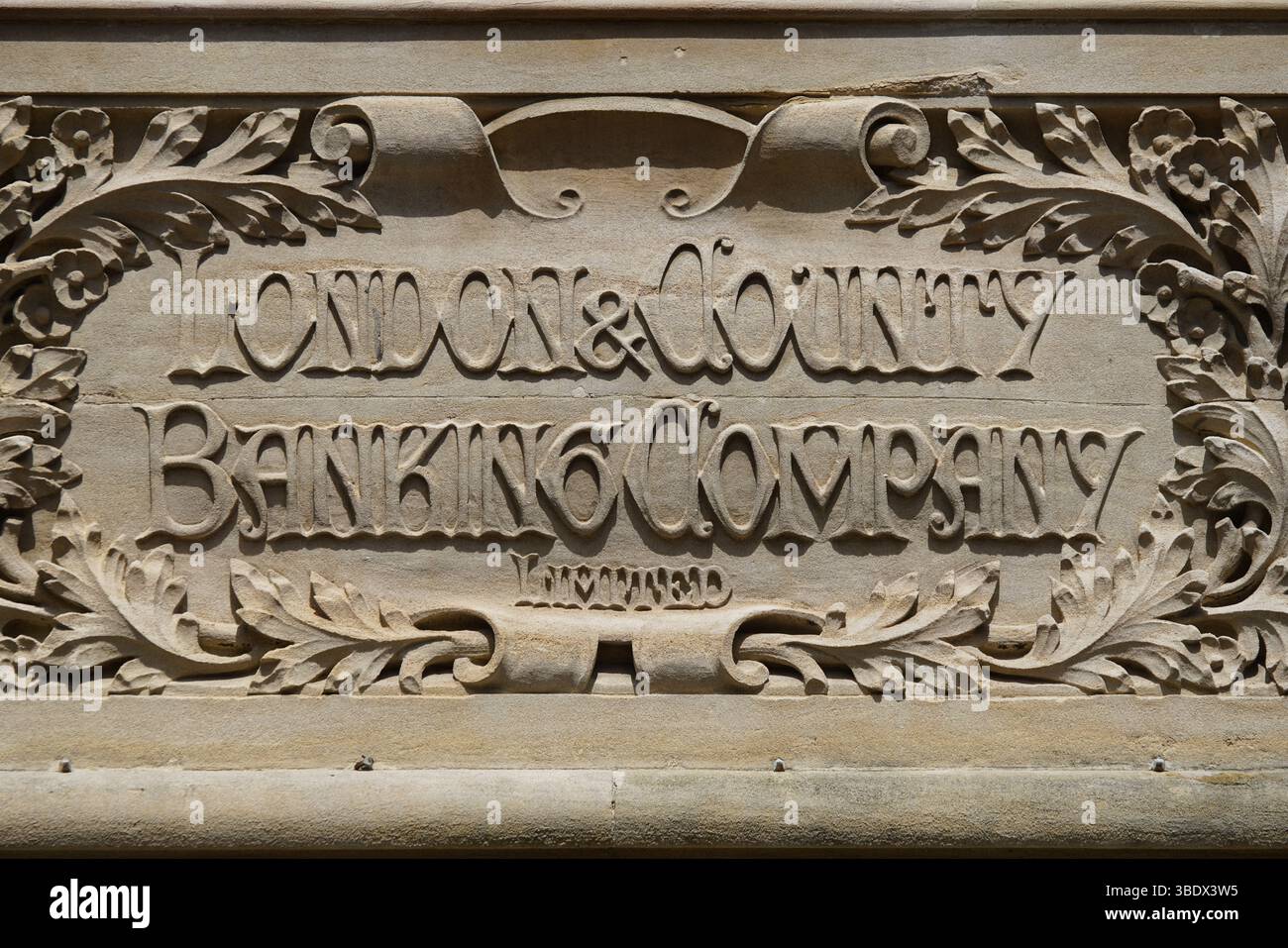 Inciso il segno di Londra e la County Banking Company sull'edificio storico. Chichester, Regno Unito Foto Stock