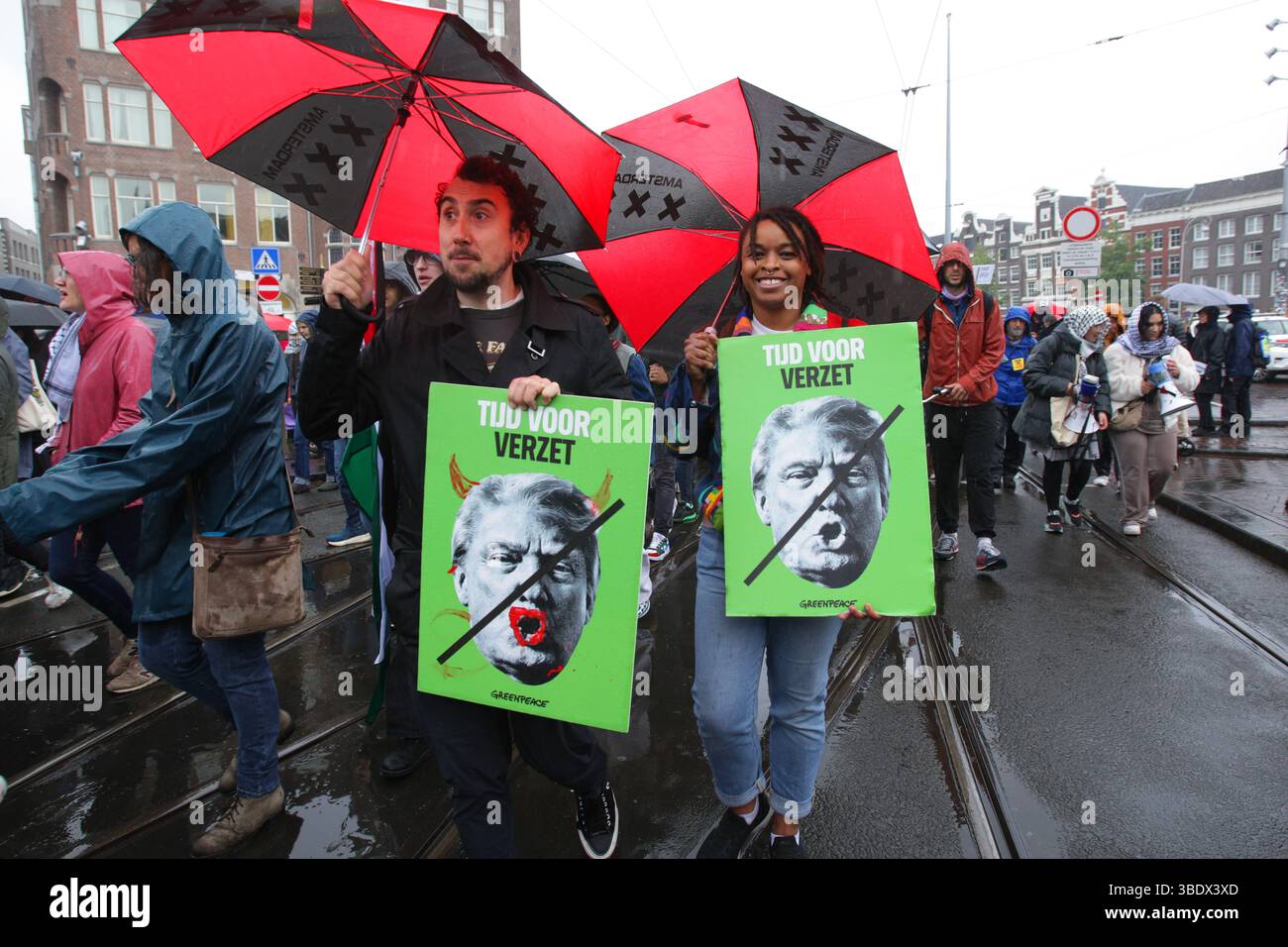 Migliaia di persone partecipano alla protesta di marzo contro il razzismo e la discriminazione il 24 maggio 2025 ad Amsterdam, Paesi Bassi. Foto Stock