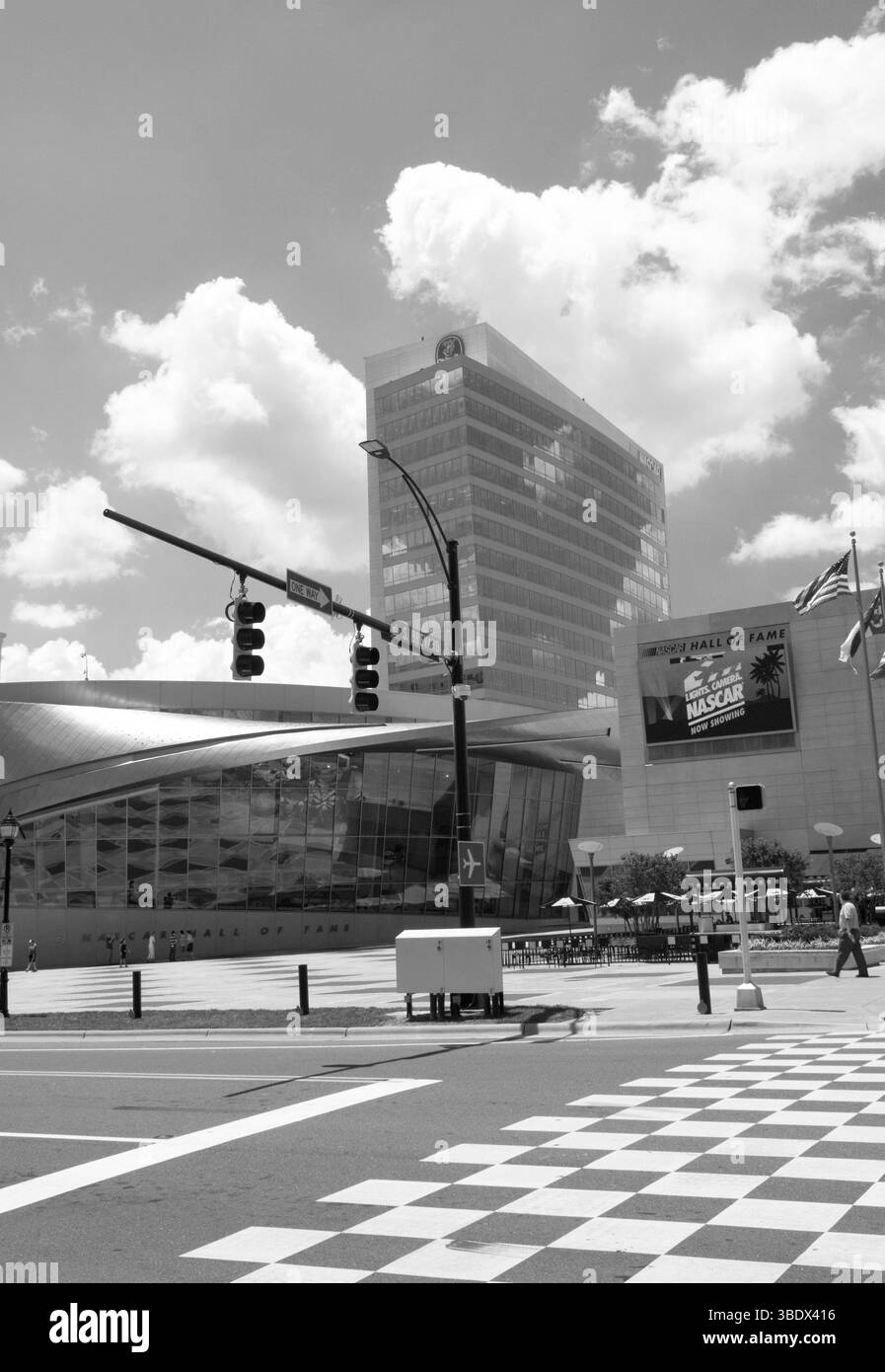 Crosswalk a scacchi presso la NASCAR Hall of Fame, Charlotte, North Carolina, simboleggia la velocità, la tradizione delle corse, e la cultura americana degli sport motoristici. USA Foto Stock
