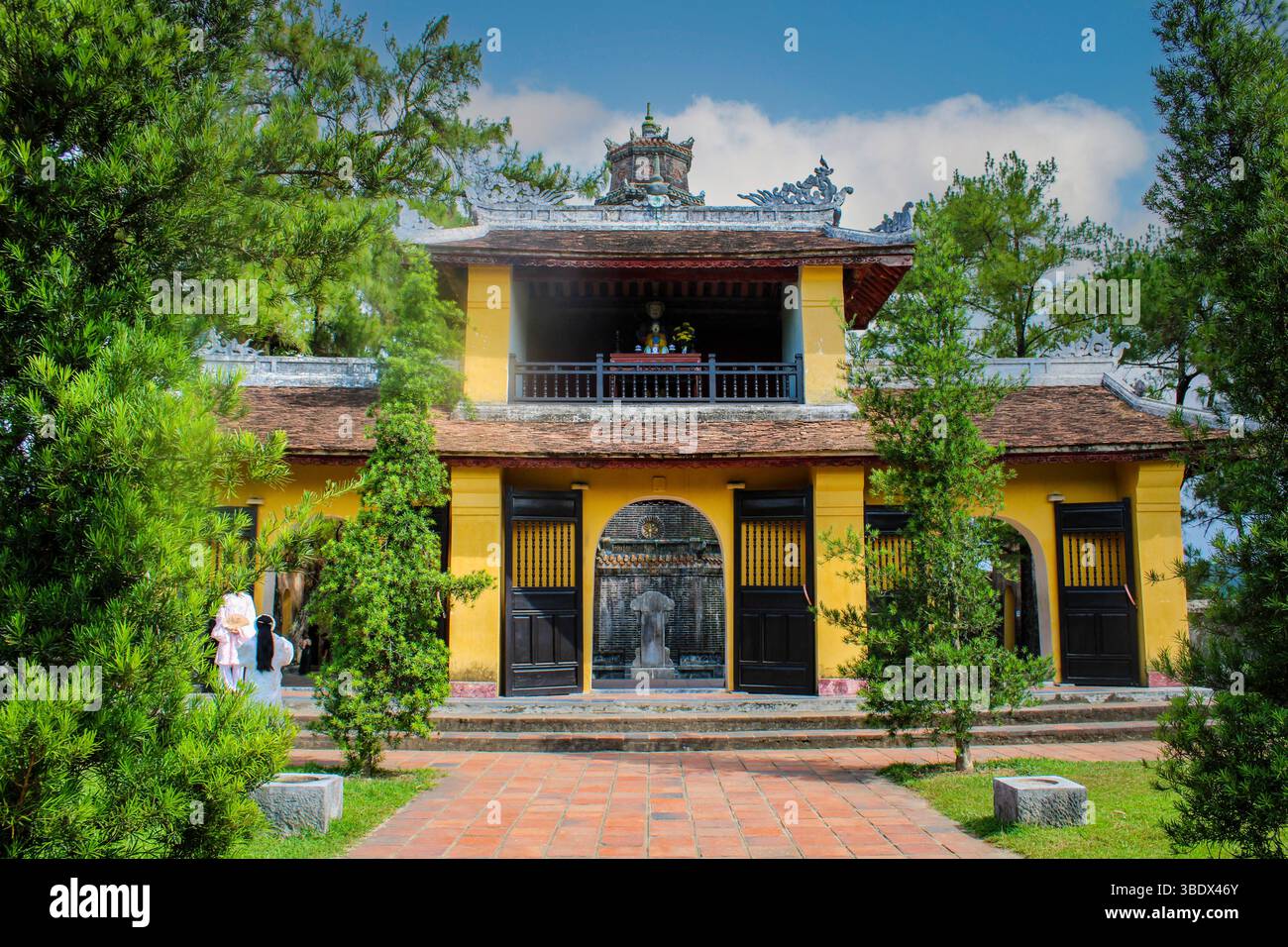 Vietnam, Hue. Città imperiale di Hue (Hoàng Thành Hu). Il Tempio M (Tempio della Signora Celeste), la sua iconica PHC Duyên Pagoda a sette piani è considerata il simbolo non ufficiale della città Thiên. Foto Stock