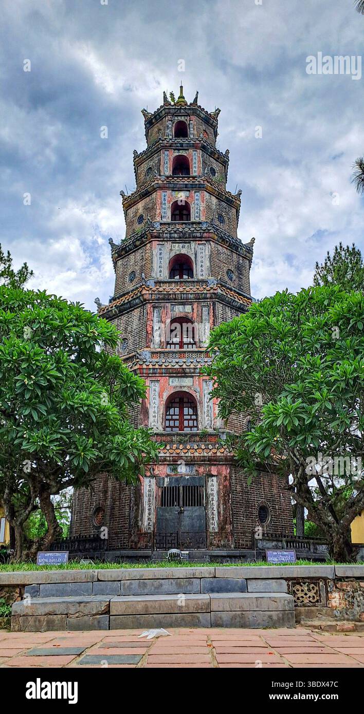 Vietnam, Hue. Città imperiale di Hue (Hoàng Thành Hu). Il Tempio M (Tempio della Signora Celeste), la sua iconica PHC Duyên Pagoda a sette piani è considerata il simbolo non ufficiale della città Thiên. Foto Stock