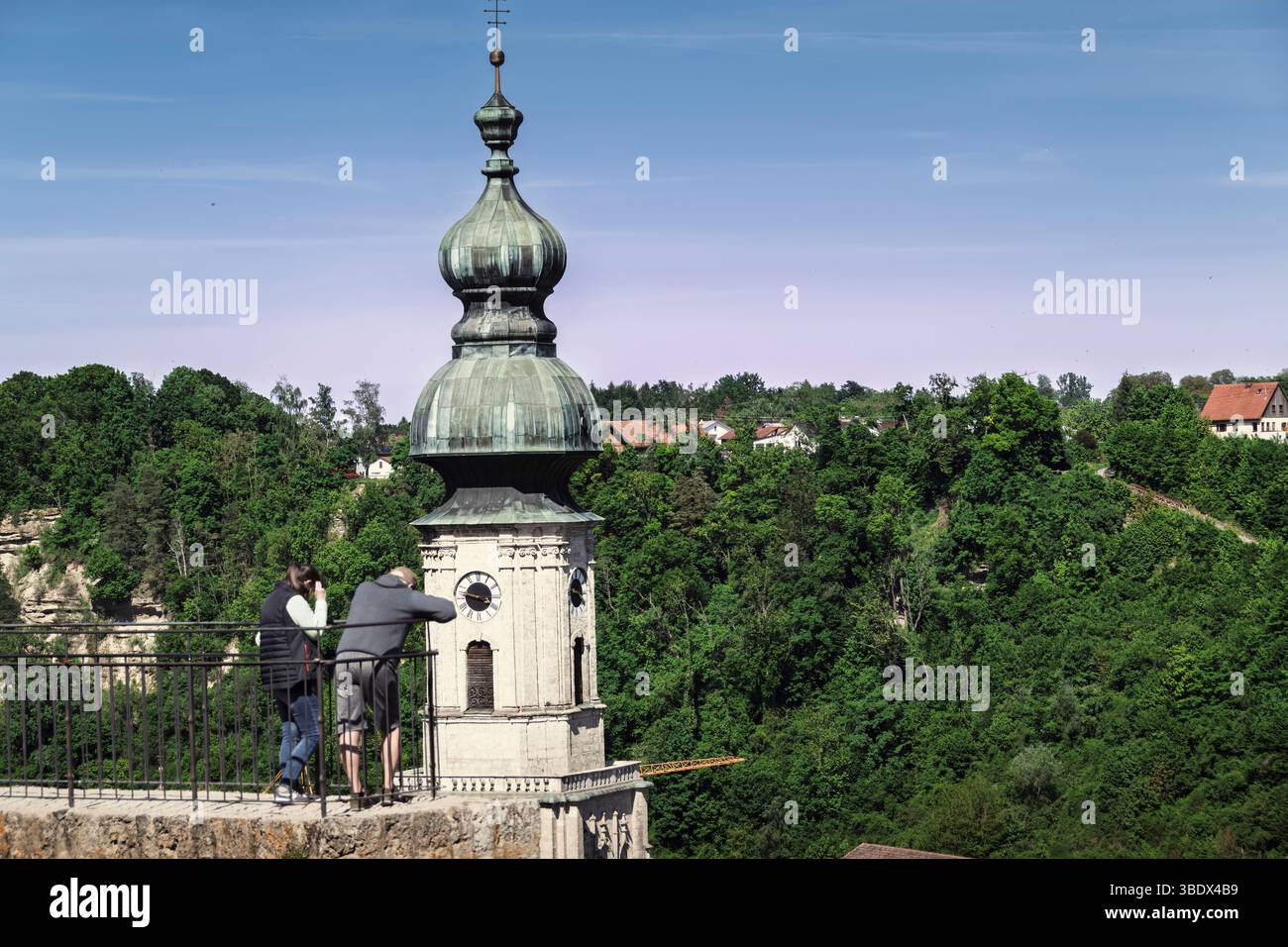 Burghausen, Germania, 10 maggio 2025: Lost in Thought: Inframing Burghausen's Tower Through the Eyes of Wanderers Foto Stock