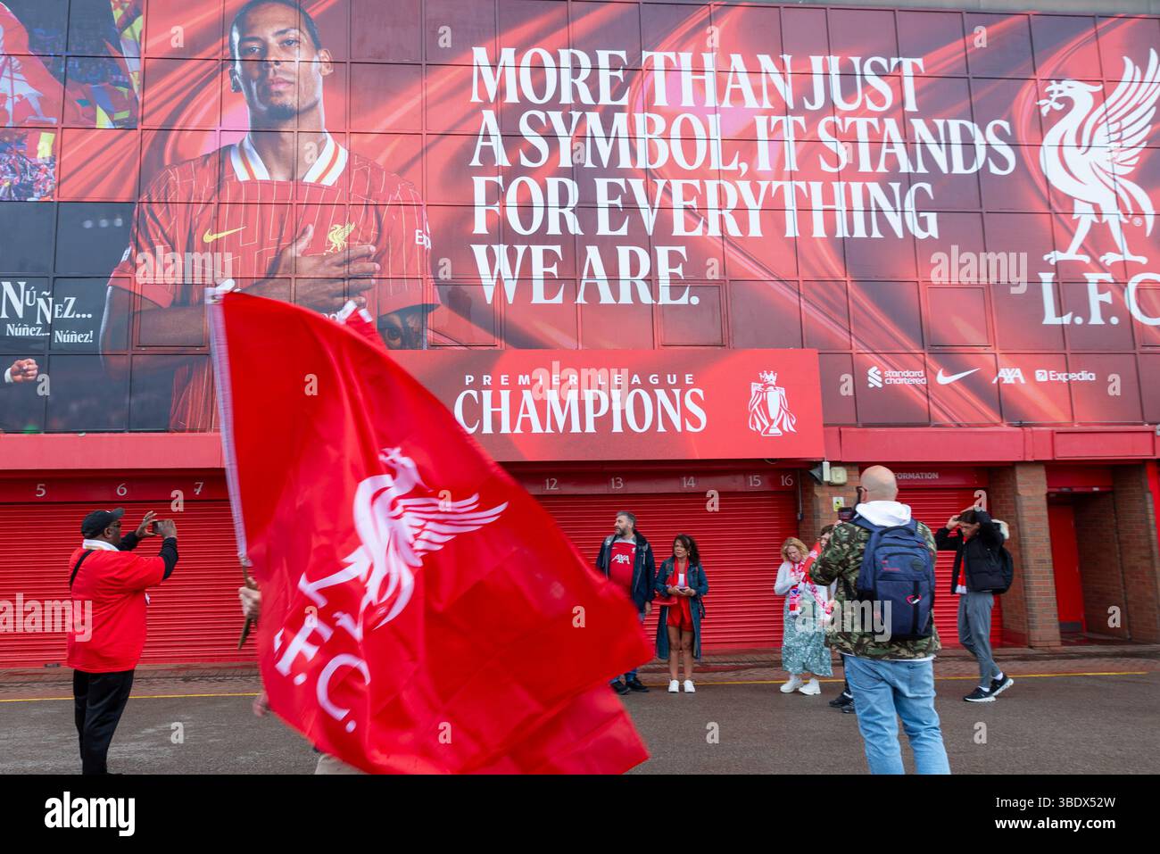 Anfield, Liverpool, Regno Unito. 26 maggio 2025. Dopo aver vinto la Premier League, il Liverpool Football Club ha organizzato una sfilata di vittorie sugli autobus scoperti attraverso la città per festeggiare con i tifosi. I tifosi della squadra si sono riuniti lungo il percorso della parata, intorno allo stadio Anfield Road Foto Stock