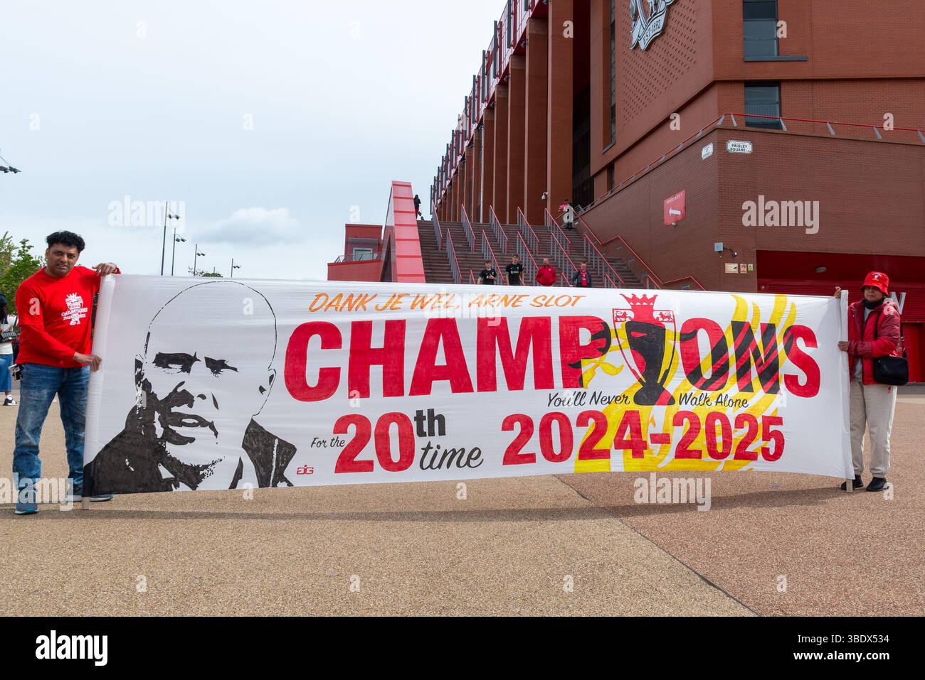 Anfield, Liverpool, Regno Unito. 26 maggio 2025. Dopo aver vinto la Premier League, il Liverpool Football Club ha organizzato una sfilata di vittorie sugli autobus scoperti attraverso la città per festeggiare con i tifosi. I tifosi della squadra si sono riuniti lungo il percorso della parata, intorno allo stadio Anfield Road. Tifosi con banner campioni Foto Stock
