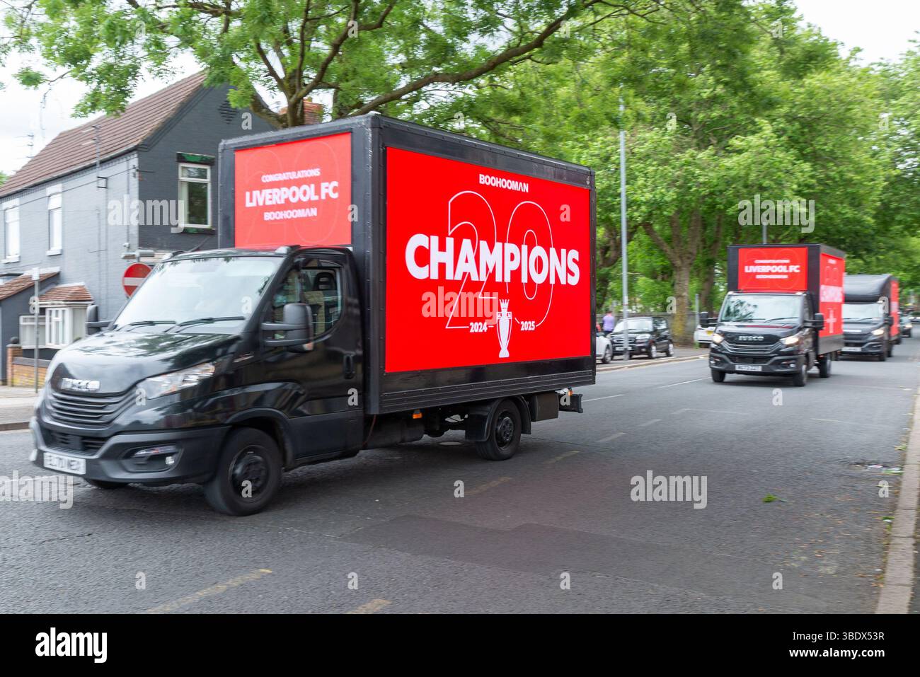 Anfield, Liverpool, Regno Unito. 26 maggio 2025. Dopo aver vinto la Premier League, il Liverpool Football Club ha organizzato una sfilata di vittorie sugli autobus scoperti attraverso la città per festeggiare con i tifosi. Cartelli mobili sui furgoni Foto Stock