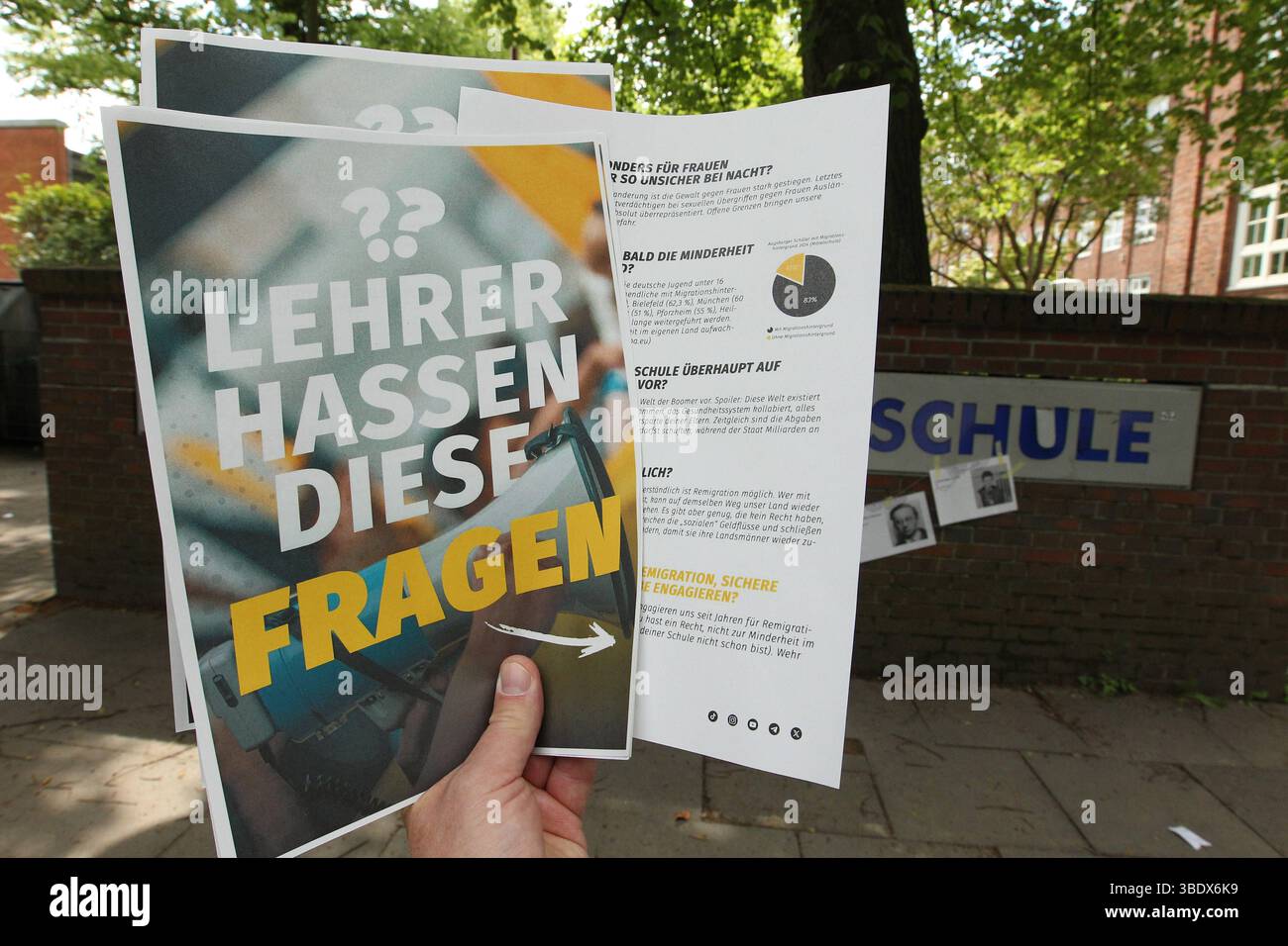 Ein Mann hält vor einer Schule einen Flyer der Identitären Bewegung zum Thema Remigration in der Hand. Auf der Vorderseite steht dabei lediglich der Satz: Lehrer hassen diese Fragen , auf der Fünf sind Rückseite kurze Fragen mit Antworten abgedruckt. Simbolo/simbolo foto. Winterhude Hamburg *** Un uomo tiene un volantino del movimento Identitariano sul tema della remigrazione di fronte a una scuola sul fronte c'è solo la frase che gli insegnanti odiano queste domande, sul retro ci sono cinque brevi domande con risposte immagine simbolica immagine simbolica Winterhude Hamburg Foto Stock