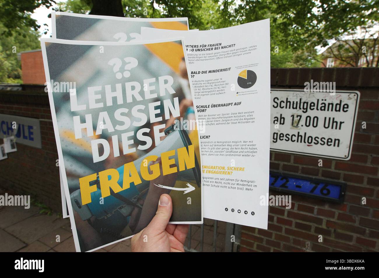 Ein Mann hält vor einer Schule einen Flyer der Identitären Bewegung zum Thema Remigration in der Hand. Auf der Vorderseite steht dabei lediglich der Satz: Lehrer hassen diese Fragen , auf der Fünf sind Rückseite kurze Fragen mit Antworten abgedruckt. Simbolo/simbolo foto. Winterhude Hamburg *** Un uomo tiene un volantino del movimento Identitariano sul tema della remigrazione di fronte a una scuola sul fronte c'è solo la frase che gli insegnanti odiano queste domande, sul retro ci sono cinque brevi domande con risposte immagine simbolica immagine simbolica Winterhude Hamburg Foto Stock