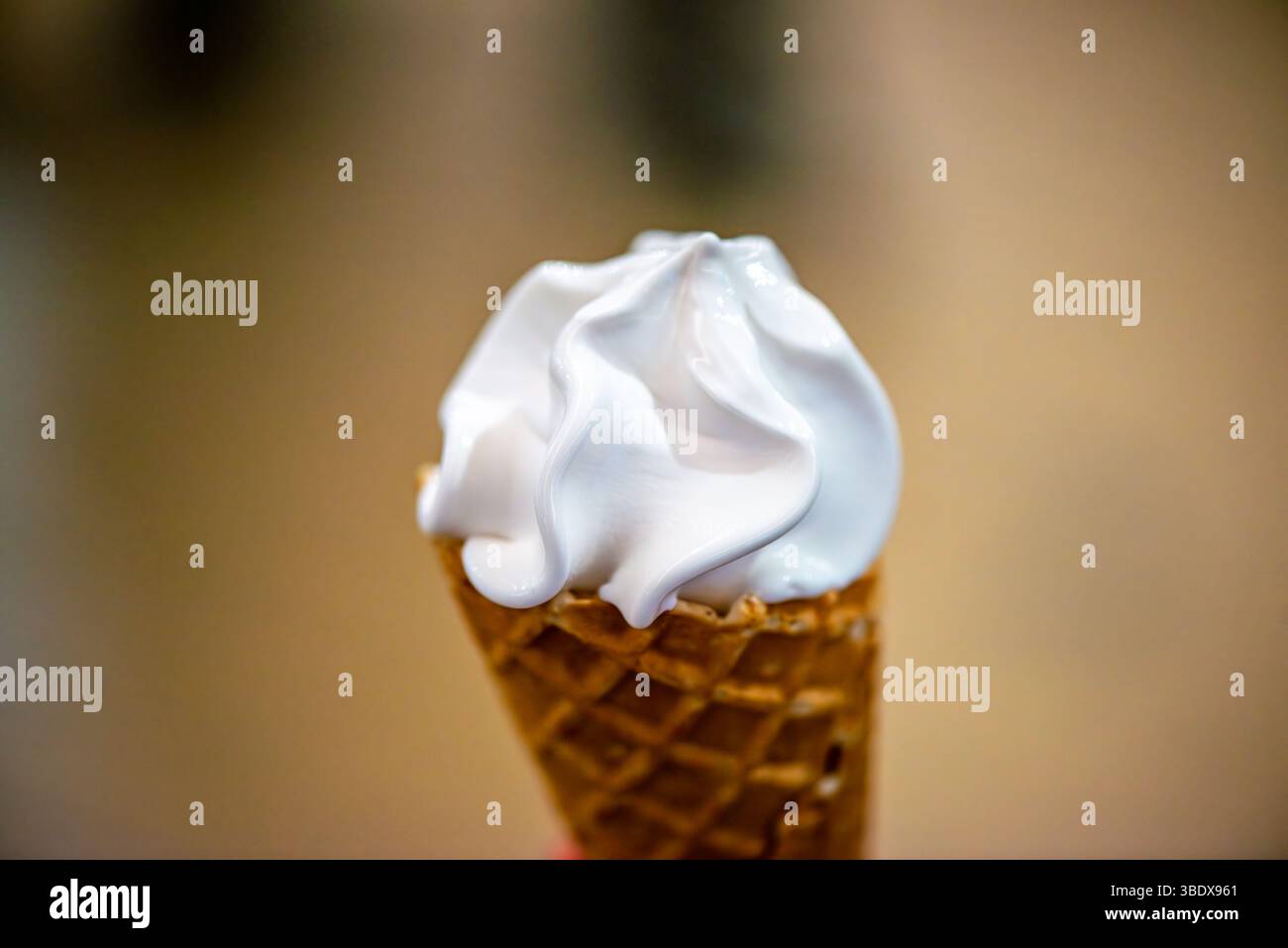 Un'immagine macro estremamente dettagliata di una pallina di gelato bianco, evidenziandone la consistenza cremosa e i turni congelati. Perfetta rappresentazione del dessert Foto Stock