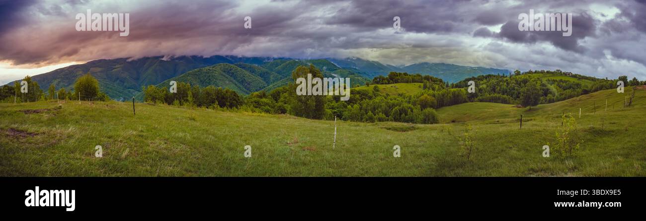 panorama paesaggio montano Romania, estate piovosa, tramonto colorato Foto Stock