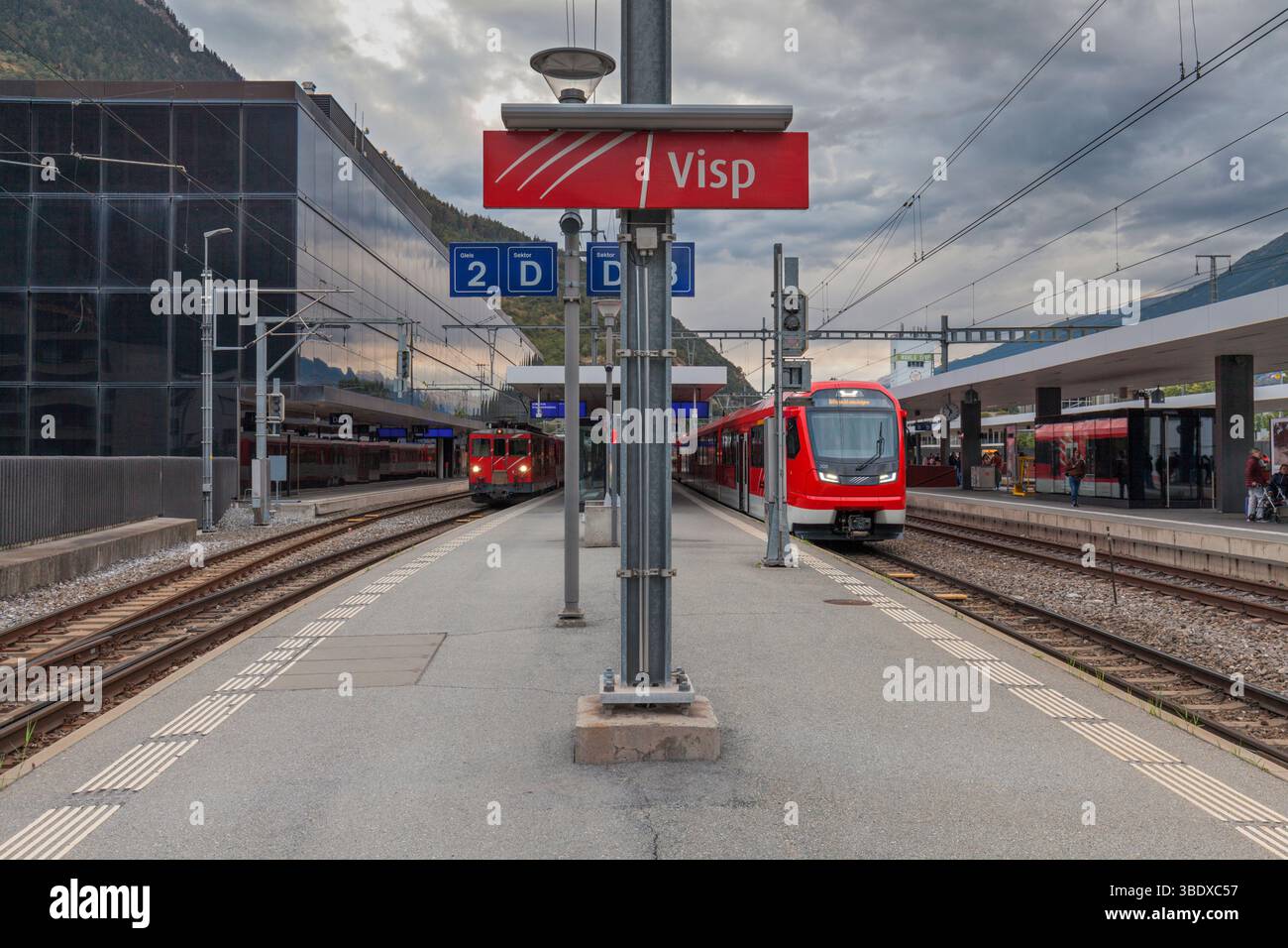 Matterhorn Gotthard Bahn ABDeh 8/12 e Deh 4/4 metri di scartamento alla stazione ferroviaria di Visp, Svizzera. Foto Stock