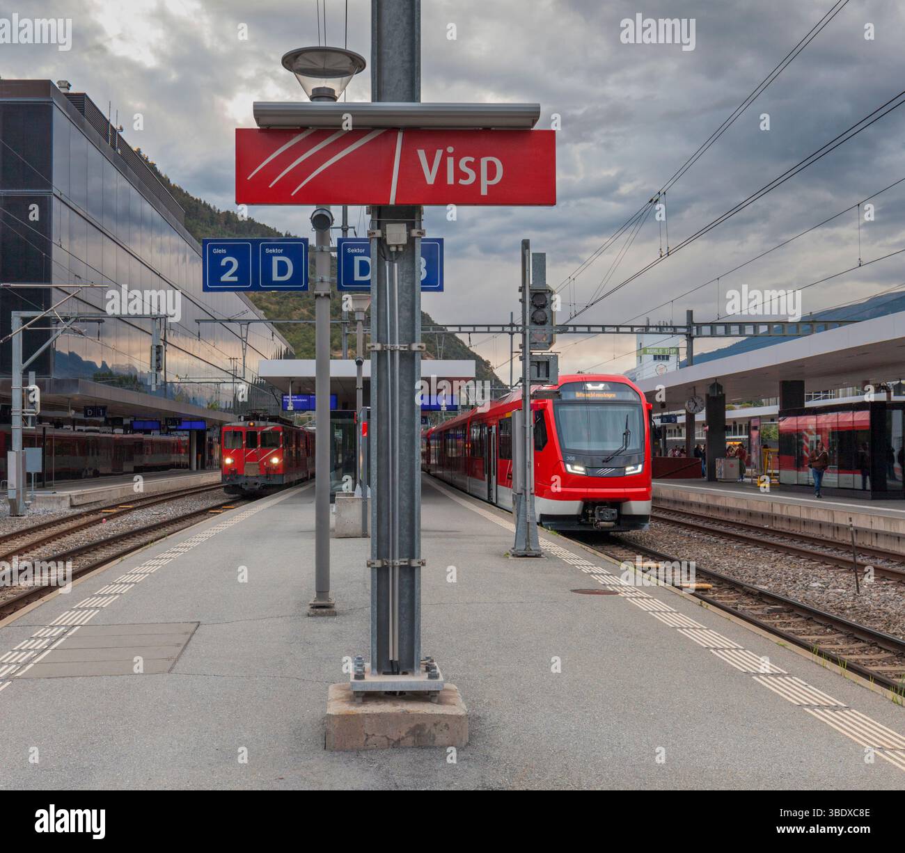 Matterhorn Gotthard Bahn ABDeh 8/12 e Deh 4/4 metri di scartamento alla stazione ferroviaria di Visp, Svizzera. Foto Stock