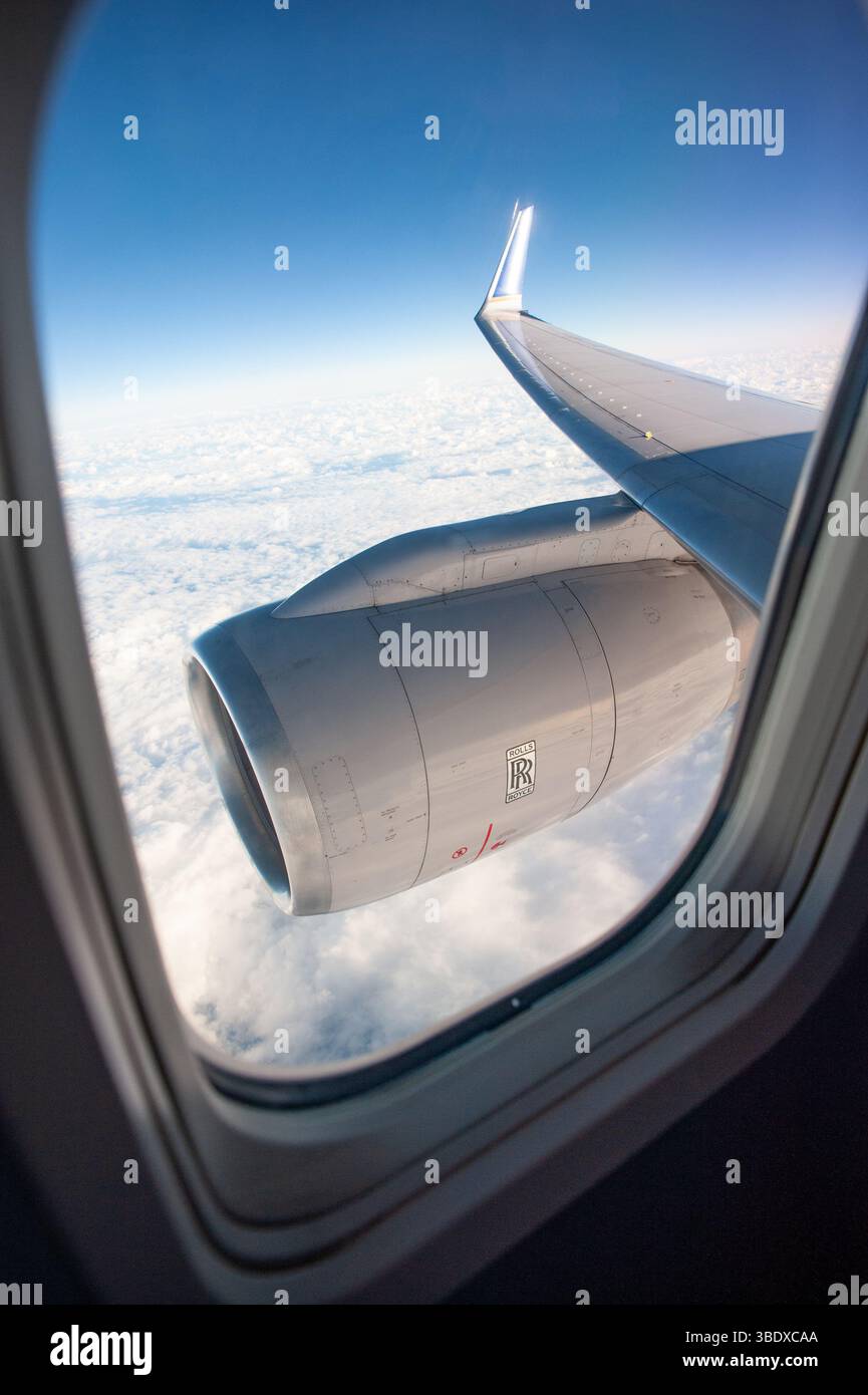 Vista dalla finestra di un aereo di un motore aeronautico Rolls Royce e nuvole sotto. Foto Stock