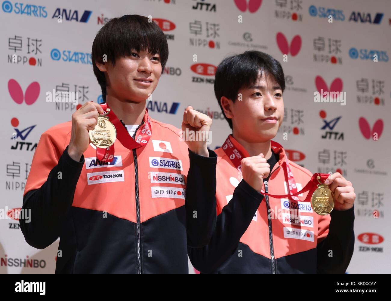 Japanese table tennis players Hiroto SHINOZUKA (R) and Shunsuke TOGAMI ...