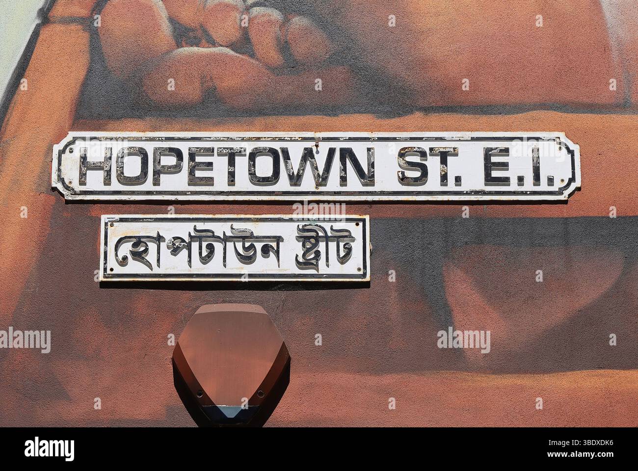 Vivace Brick Lane nella zona est di Londra, famosa per le sue case al curry, i negozi di bagel, la Street art e i mercati, famosa destinazione 4 turisti e locali, Regno Unito Foto Stock