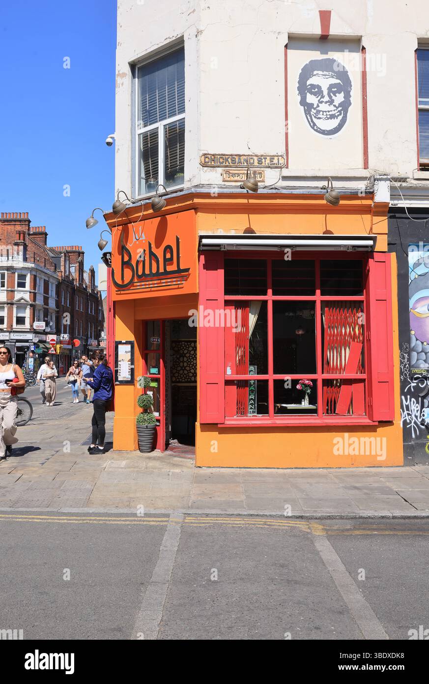 Vivace Brick Lane nella zona est di Londra, famosa per le sue case al curry, i negozi di bagel, la Street art e i mercati, famosa destinazione 4 turisti e locali, Regno Unito Foto Stock