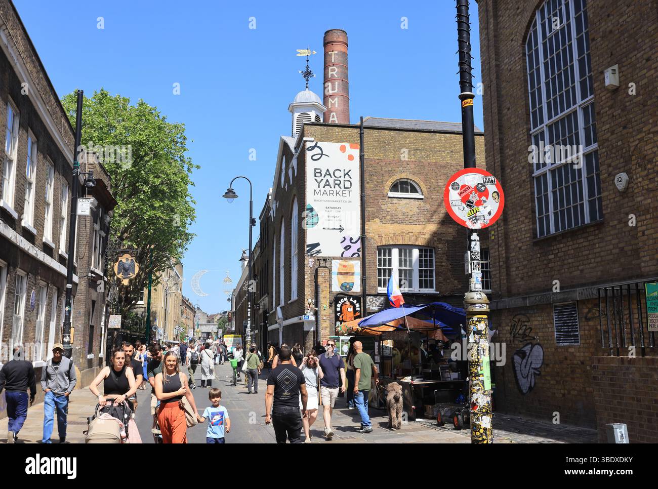 Vivace Brick Lane nella zona est di Londra, famosa per le sue case al curry, i negozi di bagel, la Street art e i mercati, famosa destinazione 4 turisti e locali, Regno Unito Foto Stock