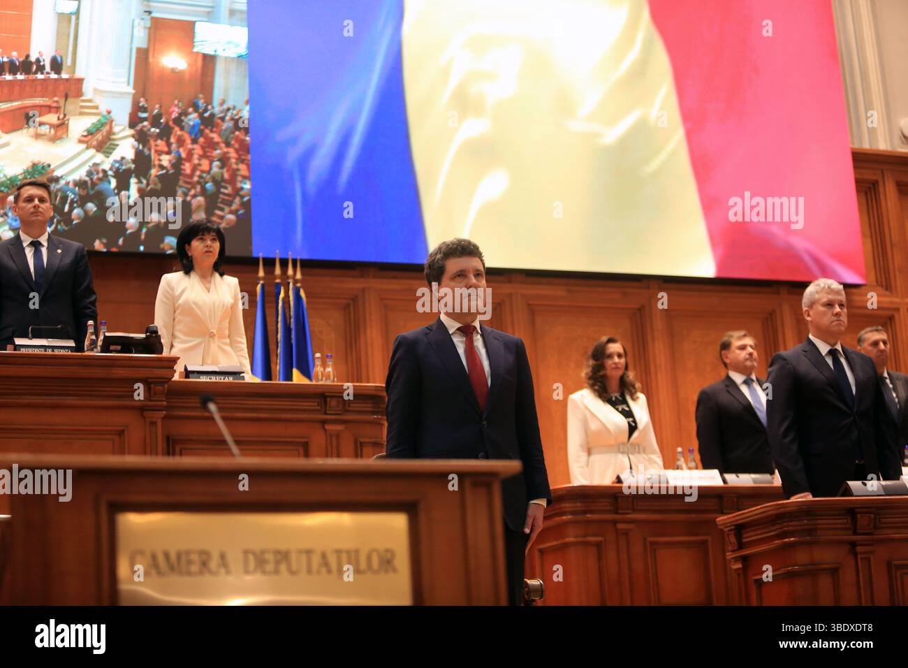 Bucarest, Romania. 26 maggio 2025. Nicusor Dan partecipa alla sua cerimonia di giuramento tenutasi presso l'edificio del Parlamento a Bucarest, in Romania, il 26 maggio 2025. Dan ha assunto la carica di presidente della Romania lunedì, dopo una cerimonia di giuramento nel Parlamento del paese. Crediti: Gabriel Petrescu/Xinhua/Alamy Live News Foto Stock