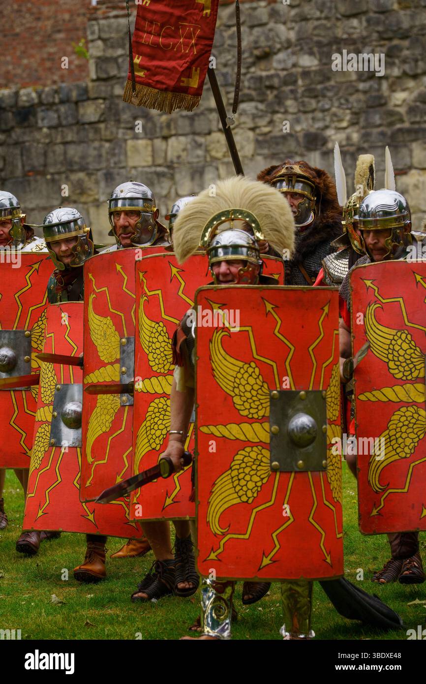 Autentica dimostrazione della tradizione militare romana durante un evento di rievocazione, York, Yorkshire, Regno Unito. Foto Stock