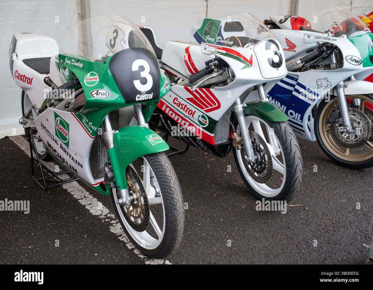 Ballymoney, Irlanda del Nord - 24 maggio 2025: Motociclette da corsa un tempo guidate dalla leggenda motociclistica Joey Dunlop Foto Stock