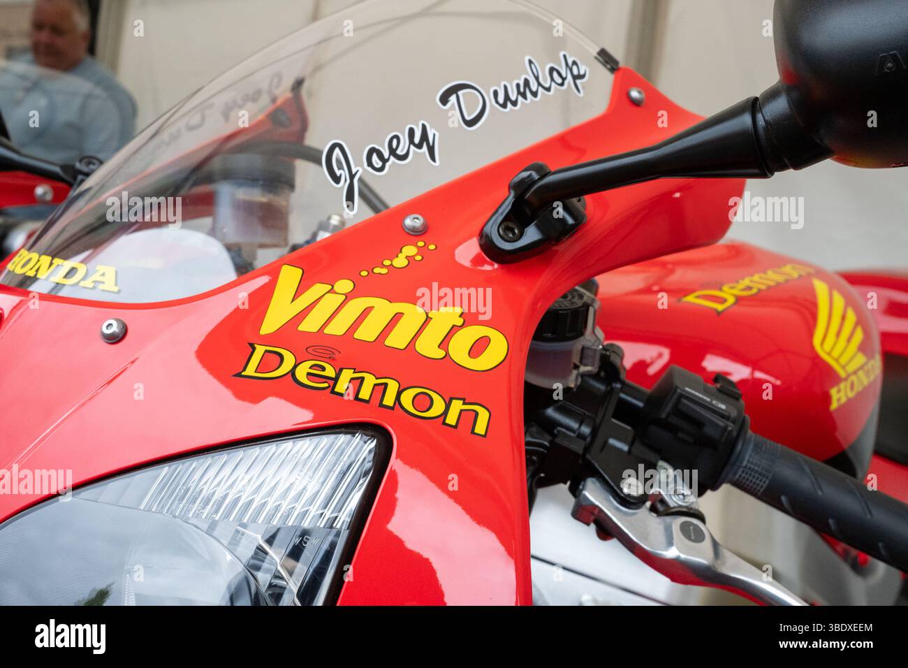 Ballymoney, Irlanda del Nord - 24 maggio 2025: Evento celebrativo Joey Dunlop 25, moto da corsa rossa Honda in mostra, primo piano Foto Stock