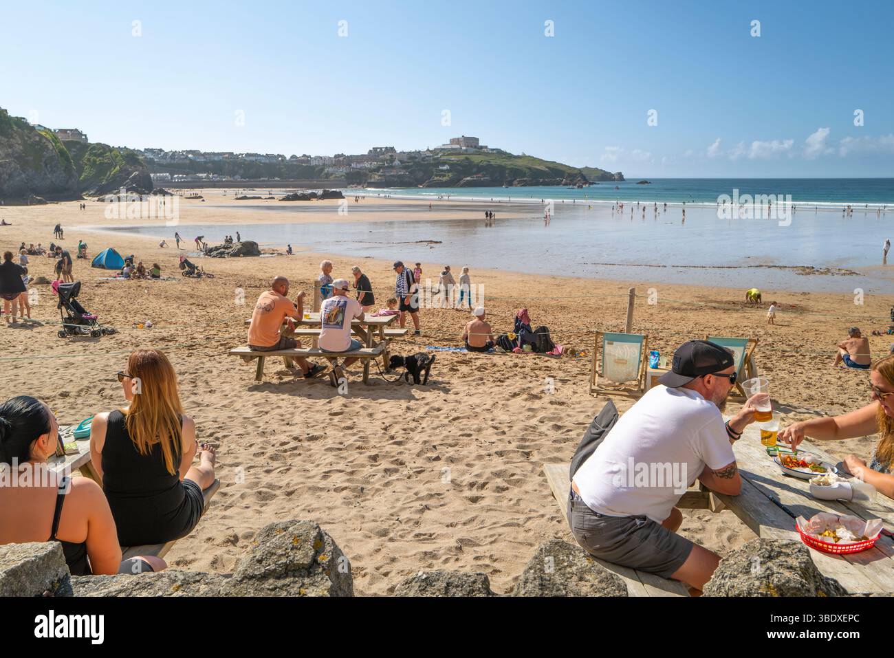 Turisti che si rilassano sulla GT Great Western Beach a Newquay in Cornovaglia nel Regno Unito. Foto Stock
