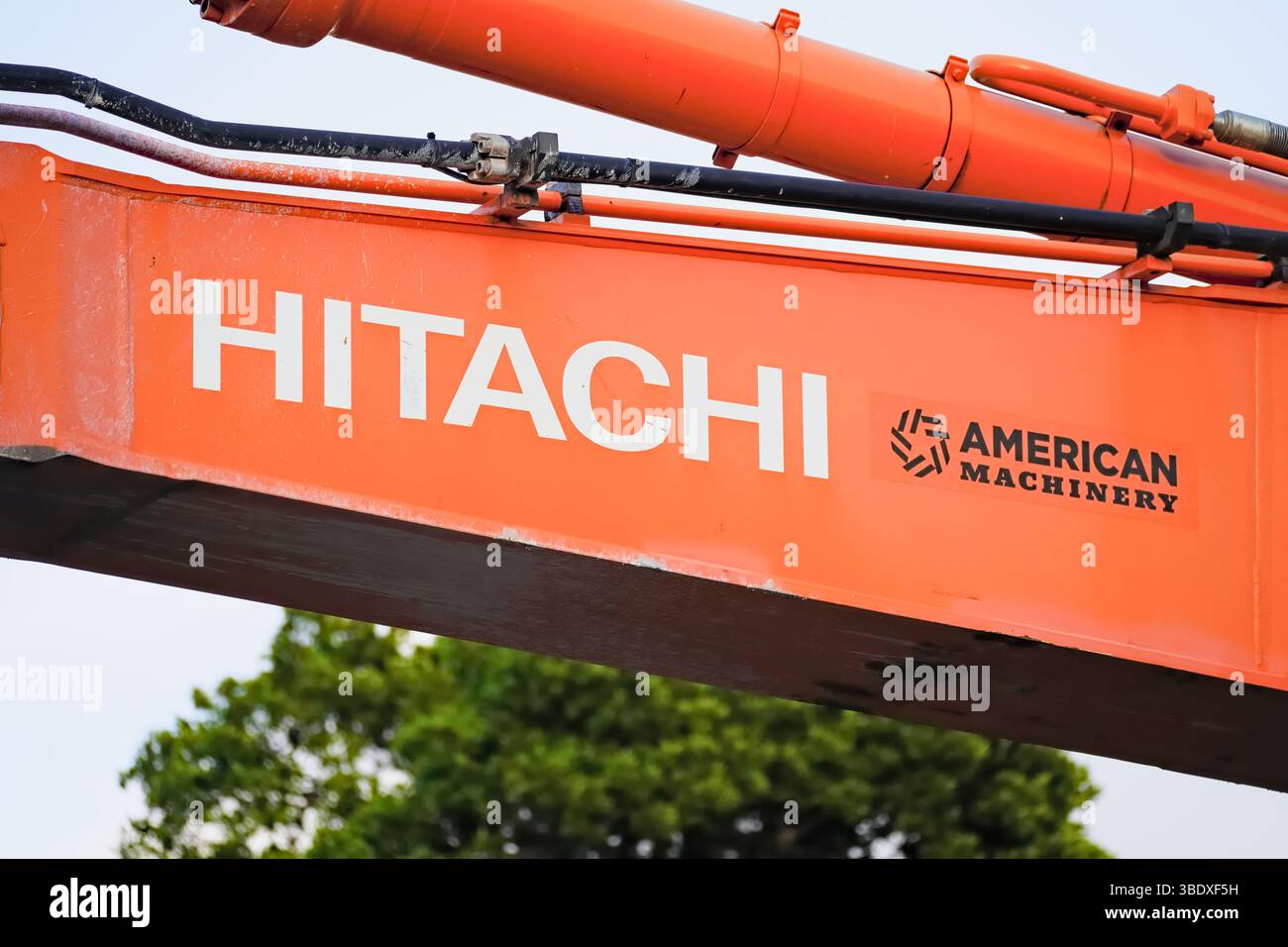 Salve, Stati Uniti - 22 gennaio 2025: Primo piano del logo Hitachi American Machinery sulle attrezzature pesanti da costruzione. Foto Stock